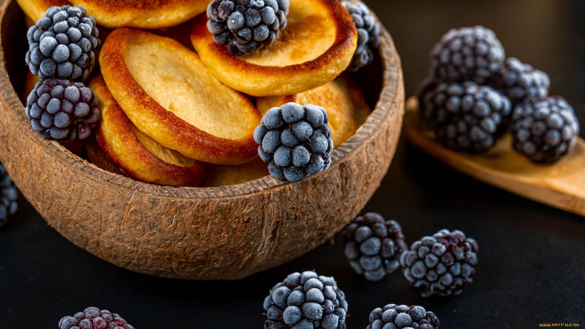 Pancakes and blackberries in a coconut bowl HD Wallpaper