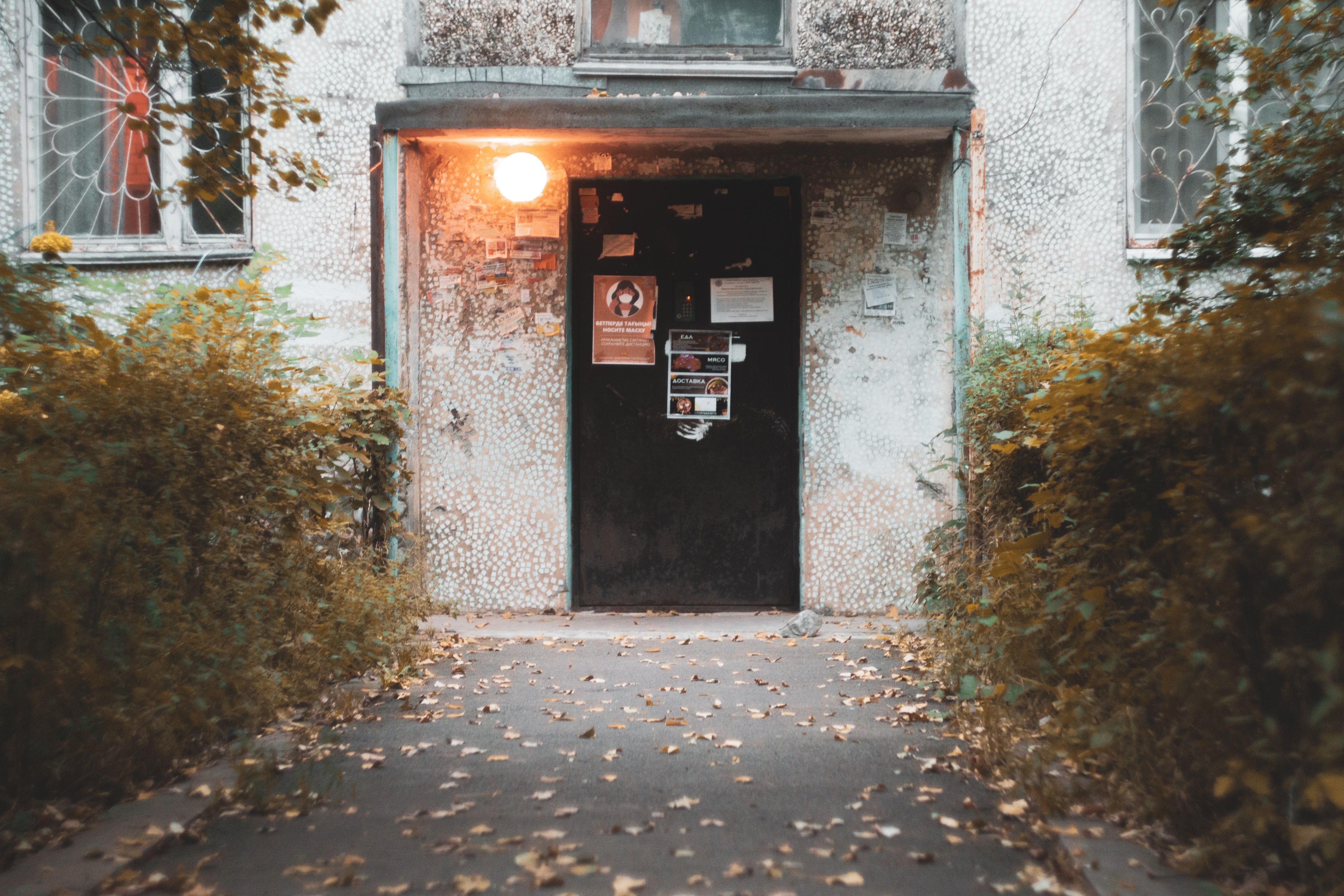 Entrance to a building in Russia HD Wallpaper