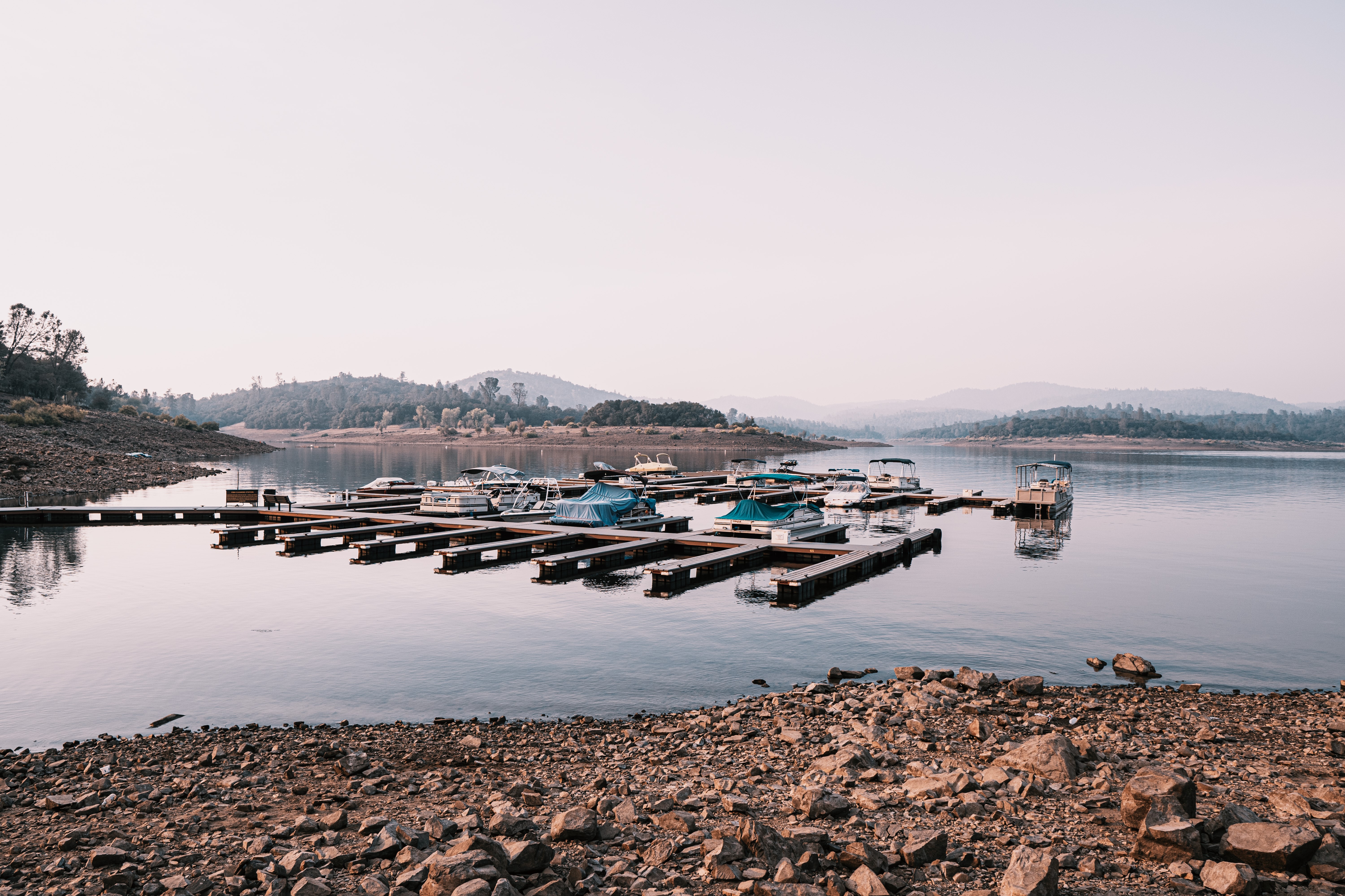 Boats docked at Collins Lake marina HD Wallpaper