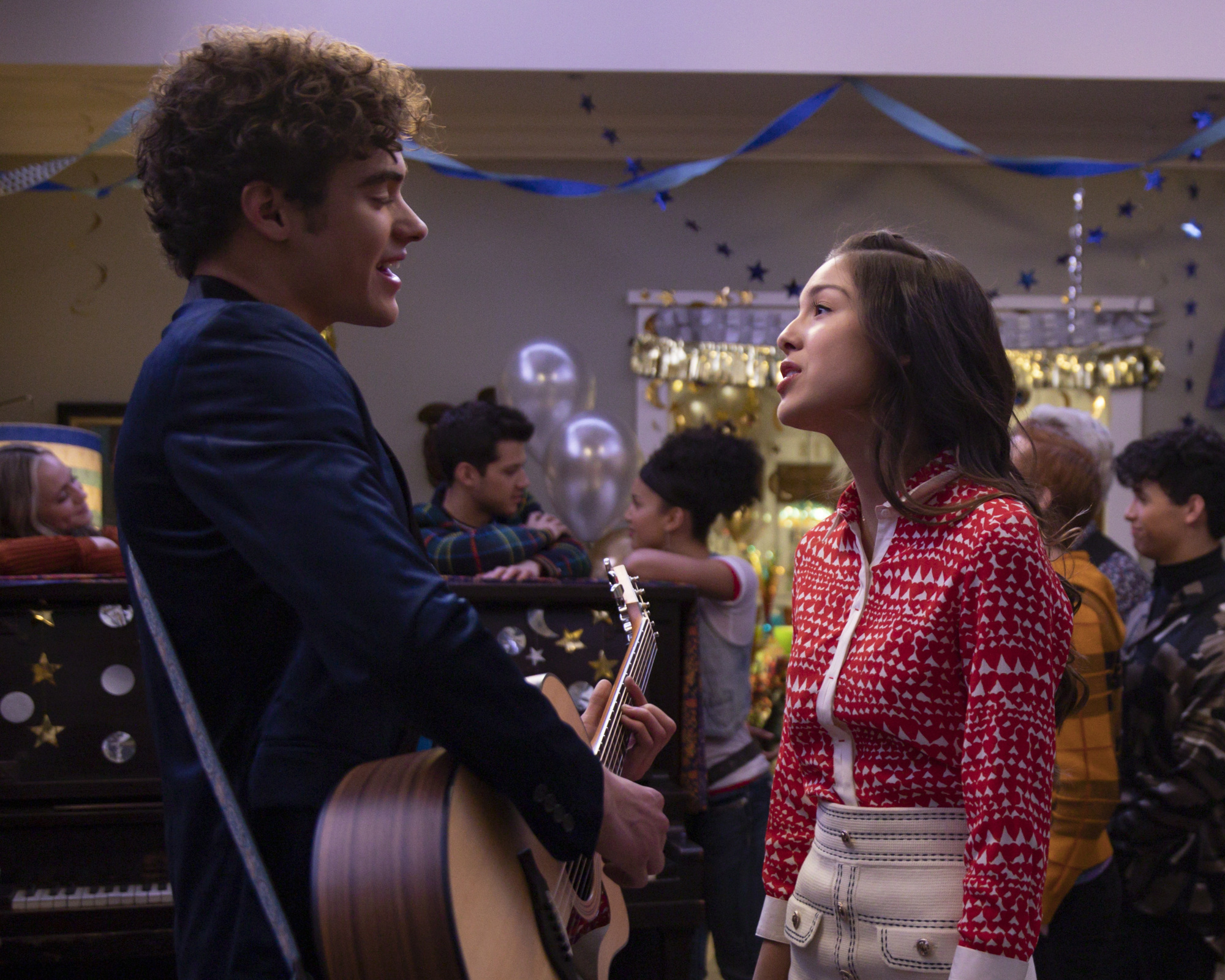 Olivia Rodrigo and Joshua Bassett perform at a party HD Wallpaper
