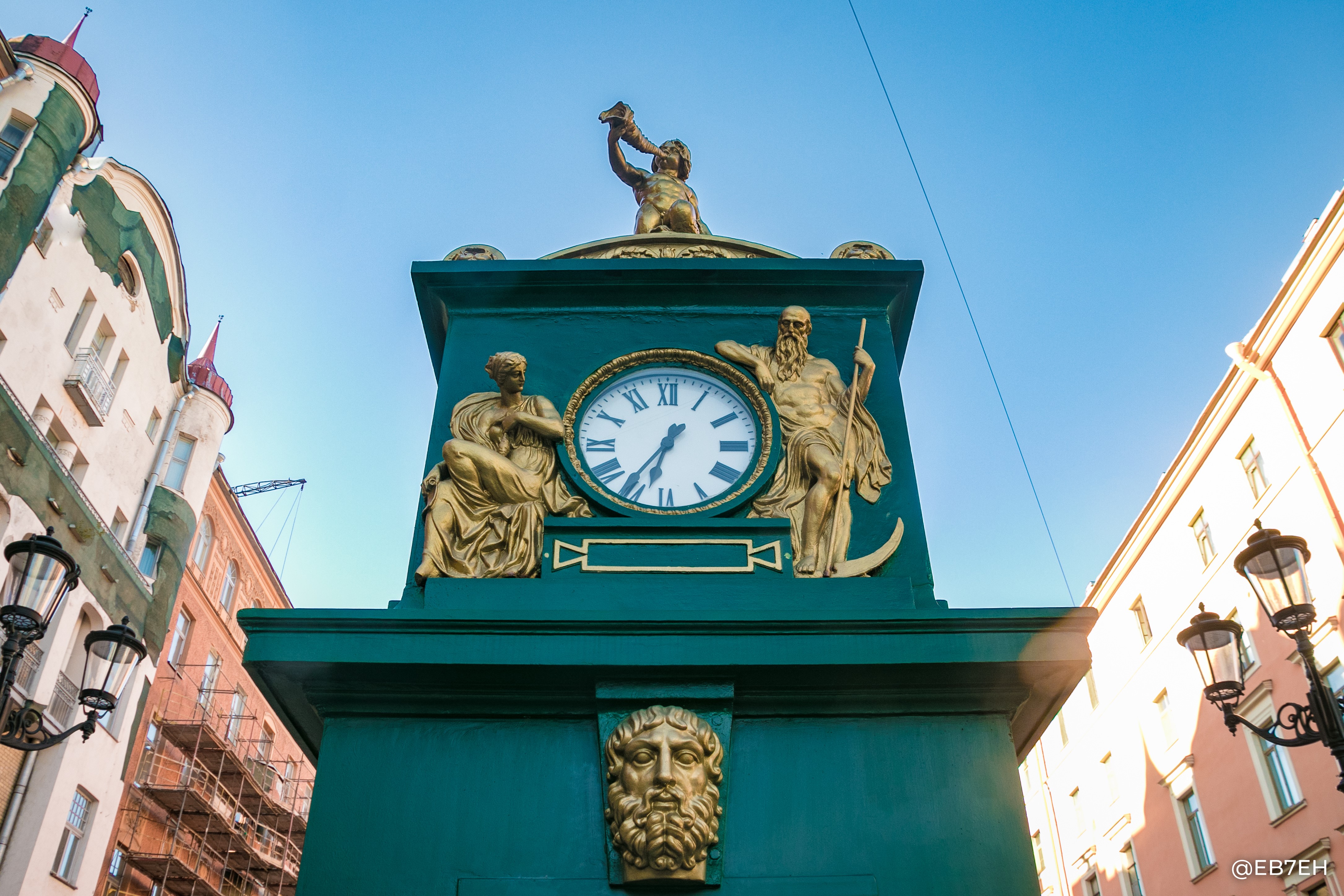 Green clock tower with statues in Russia HD Wallpaper