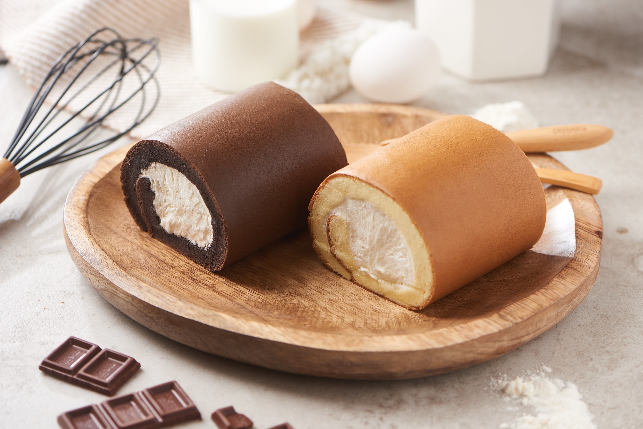 Chocolate and vanilla swiss rolls with cream filling HD Wallpaper