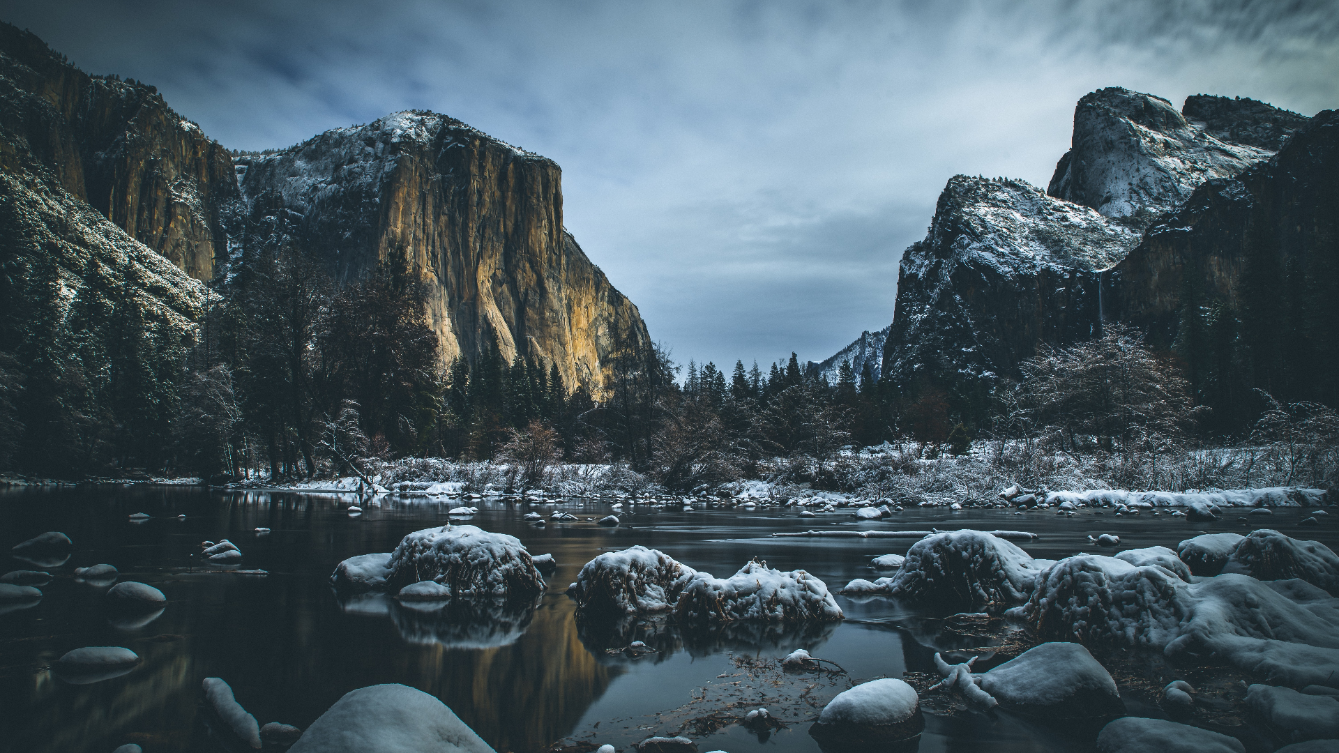 Winter landscape of Yosemite Valley with snow-covered mountains and river HD Wallpaper