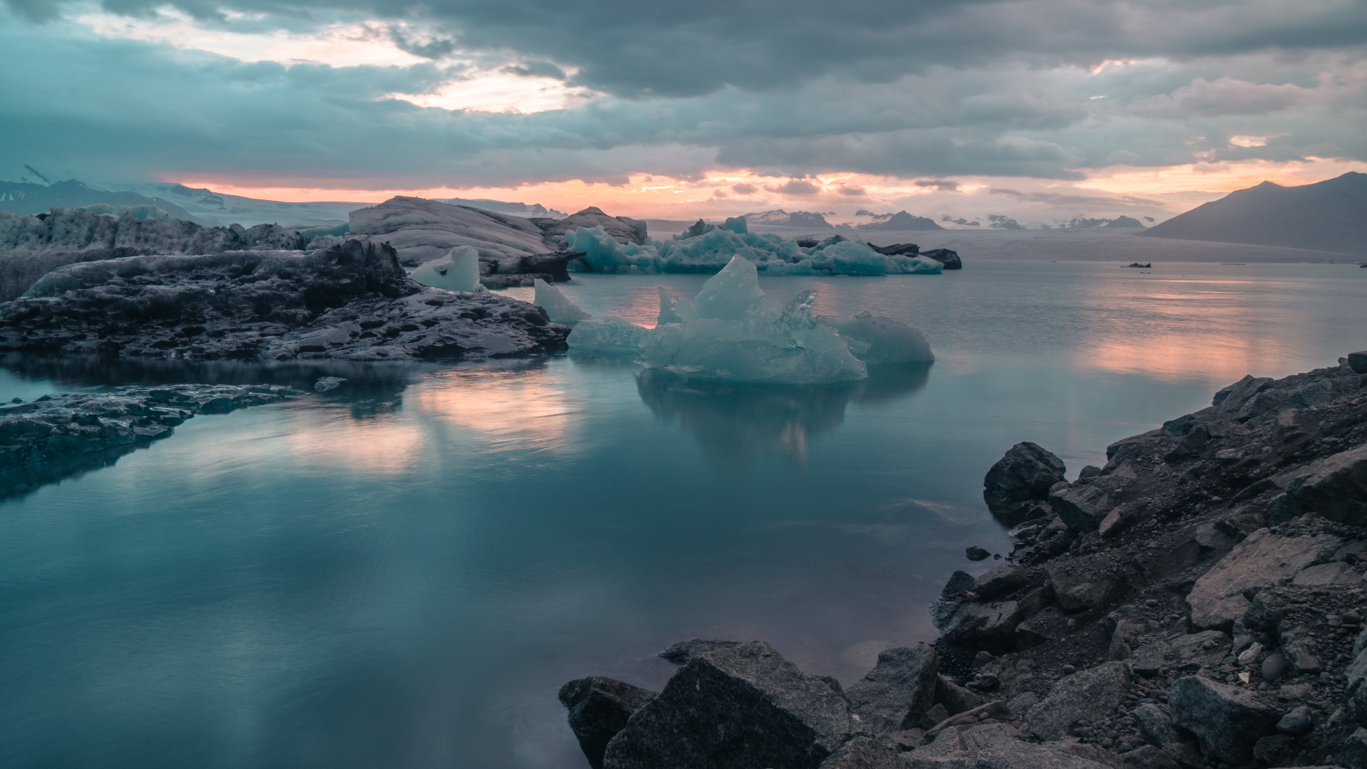 Sunset over Jökulsárlón glacier lagoon in Iceland HD Wallpaper