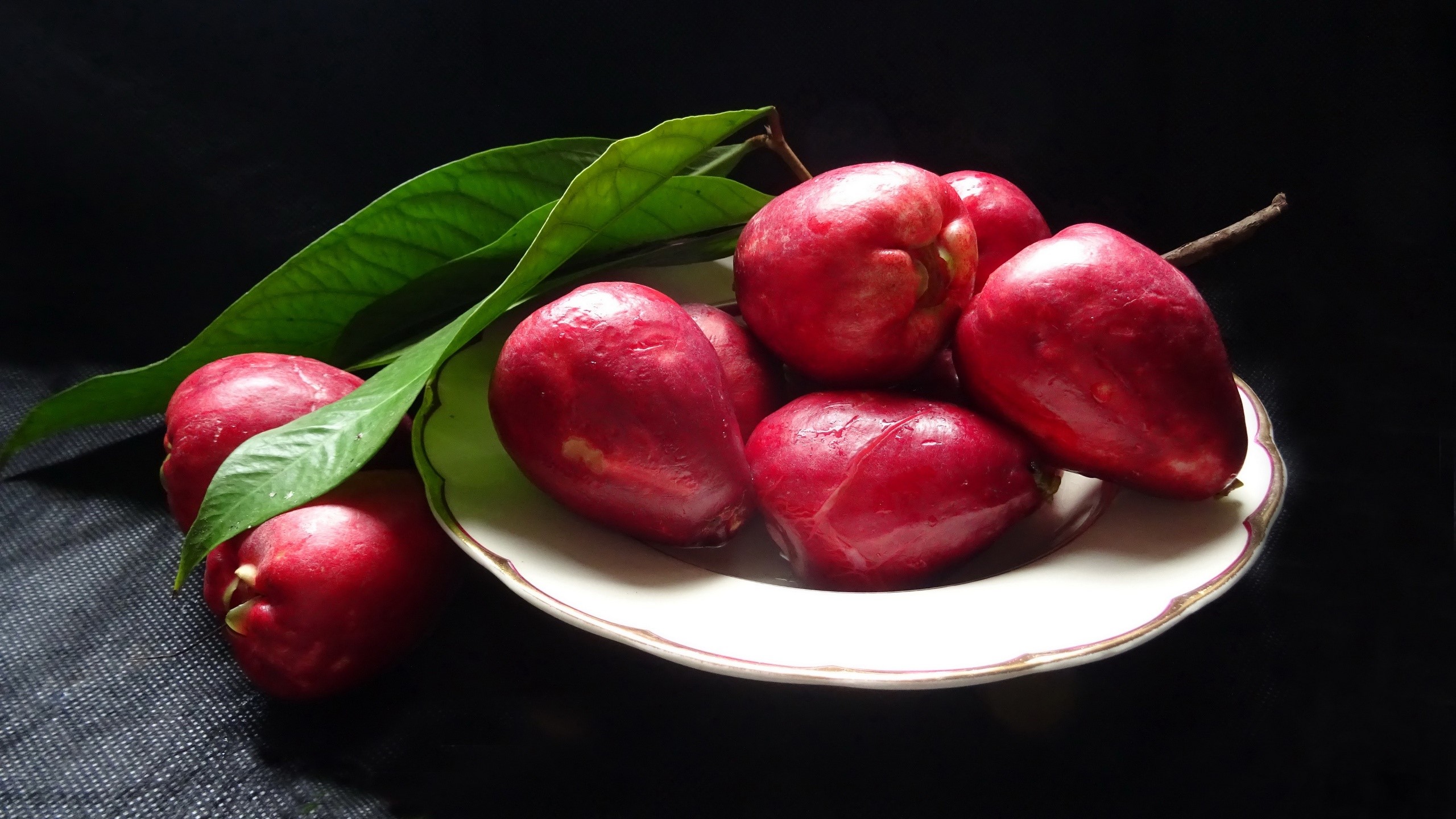 Red rose apples with leaves on a plate HD Wallpaper