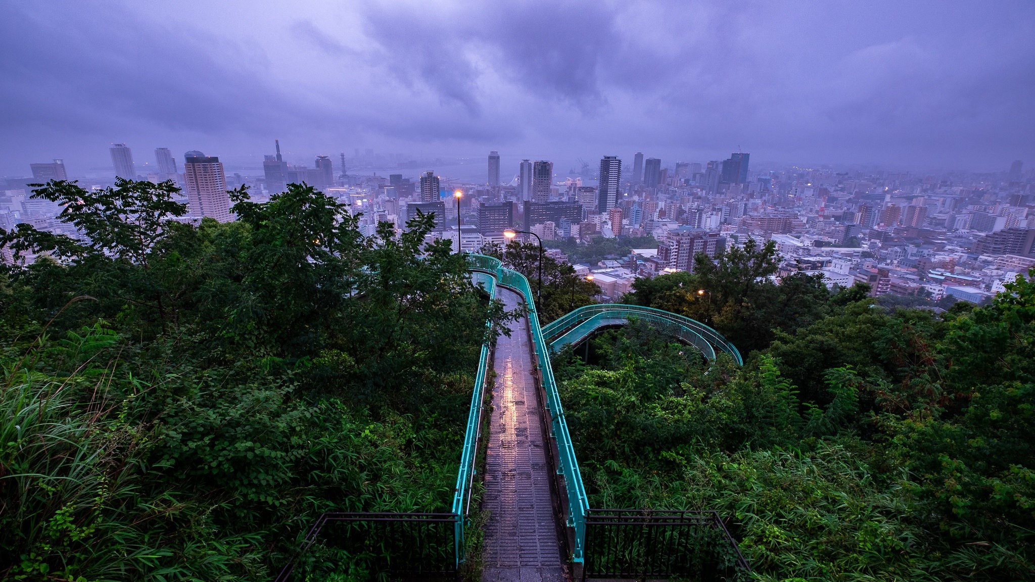 Cityscape of Kobe, Japan on a cloudy day HD Wallpaper