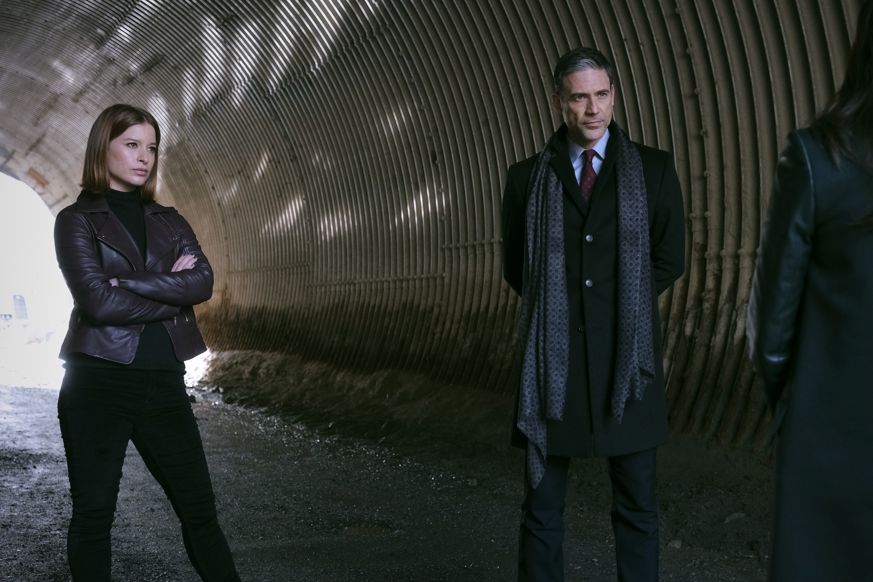 Superman and Lois: Adam Rayner and Stacey Farber in Tunnel HD Wallpaper