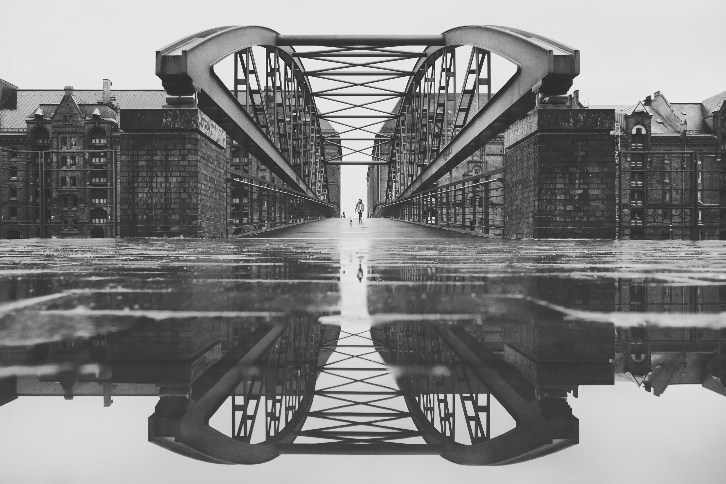 Bridge reflection in Hamburg, Germany HD Wallpaper