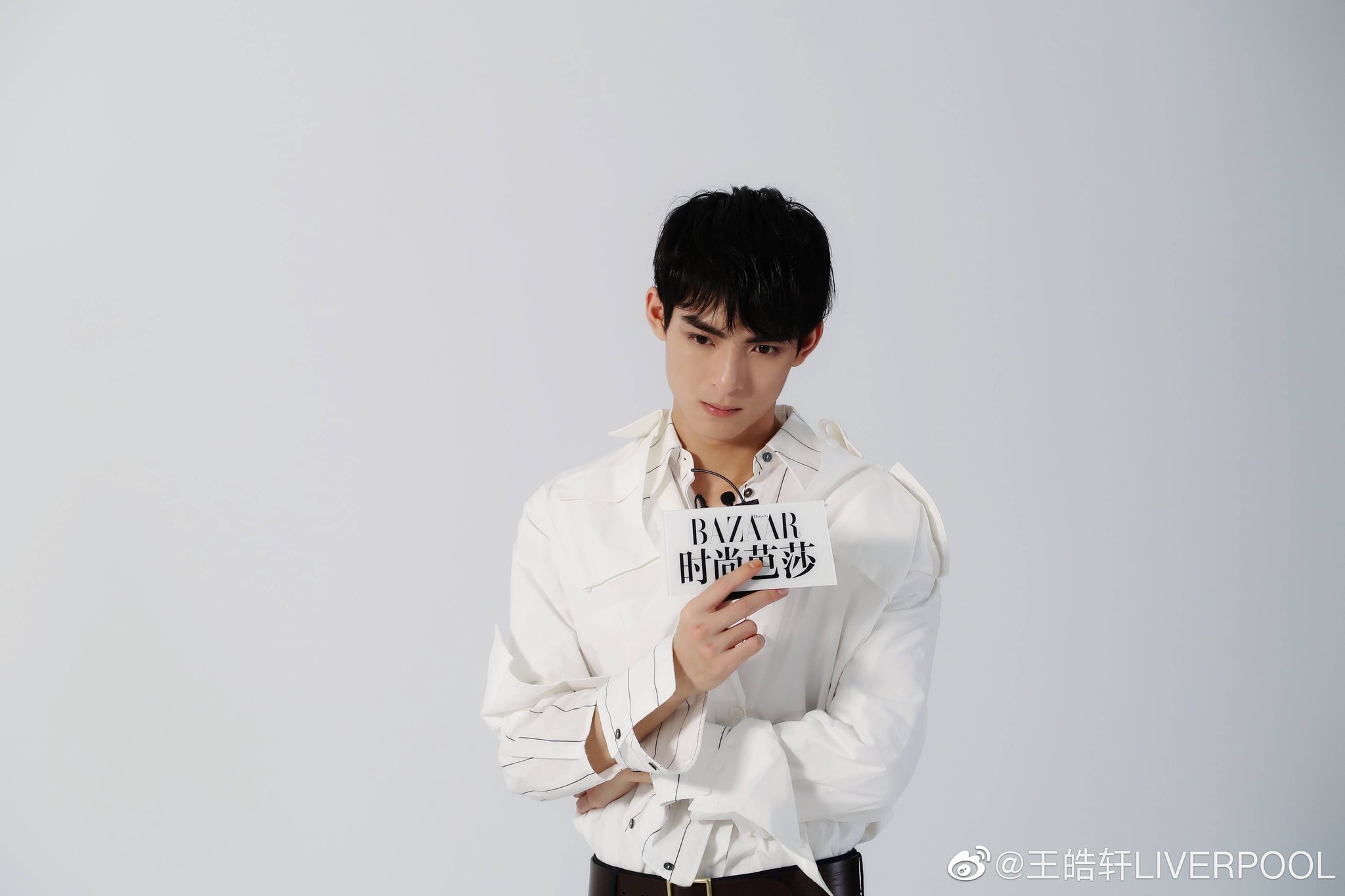 Wang Hao Xuan holds a BAZAAR card HD Wallpaper