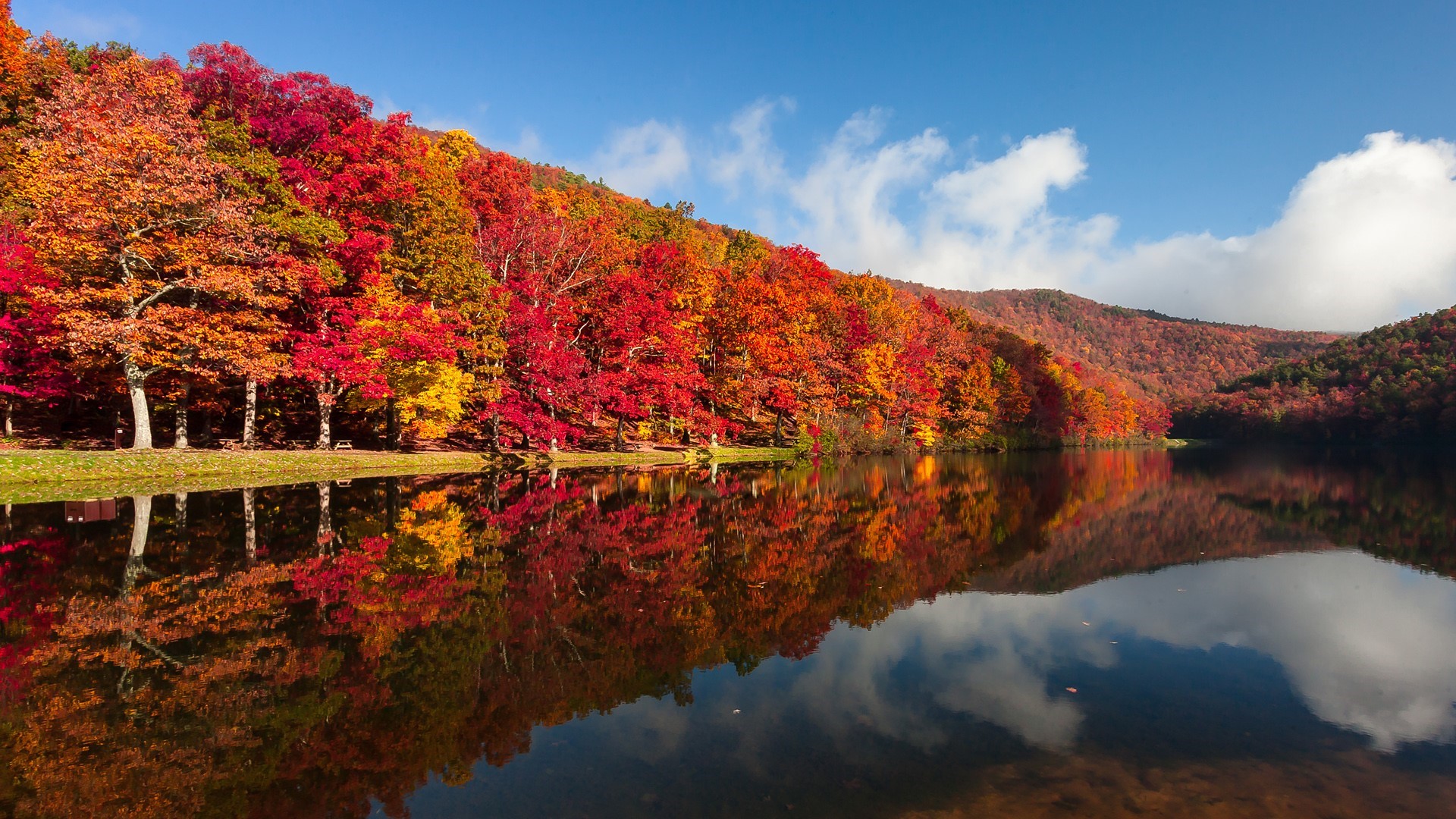 Sherando Lake in Virginia during Fall Foliage HD Wallpaper