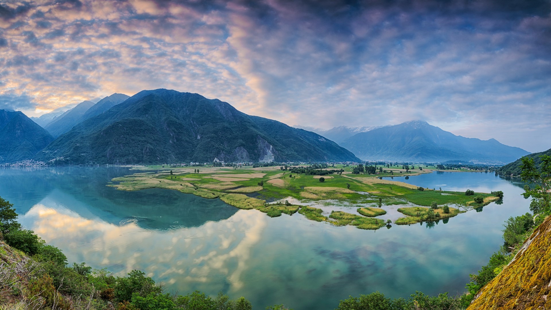 Panoramic view of a lake and mountains in Italy HD Wallpaper