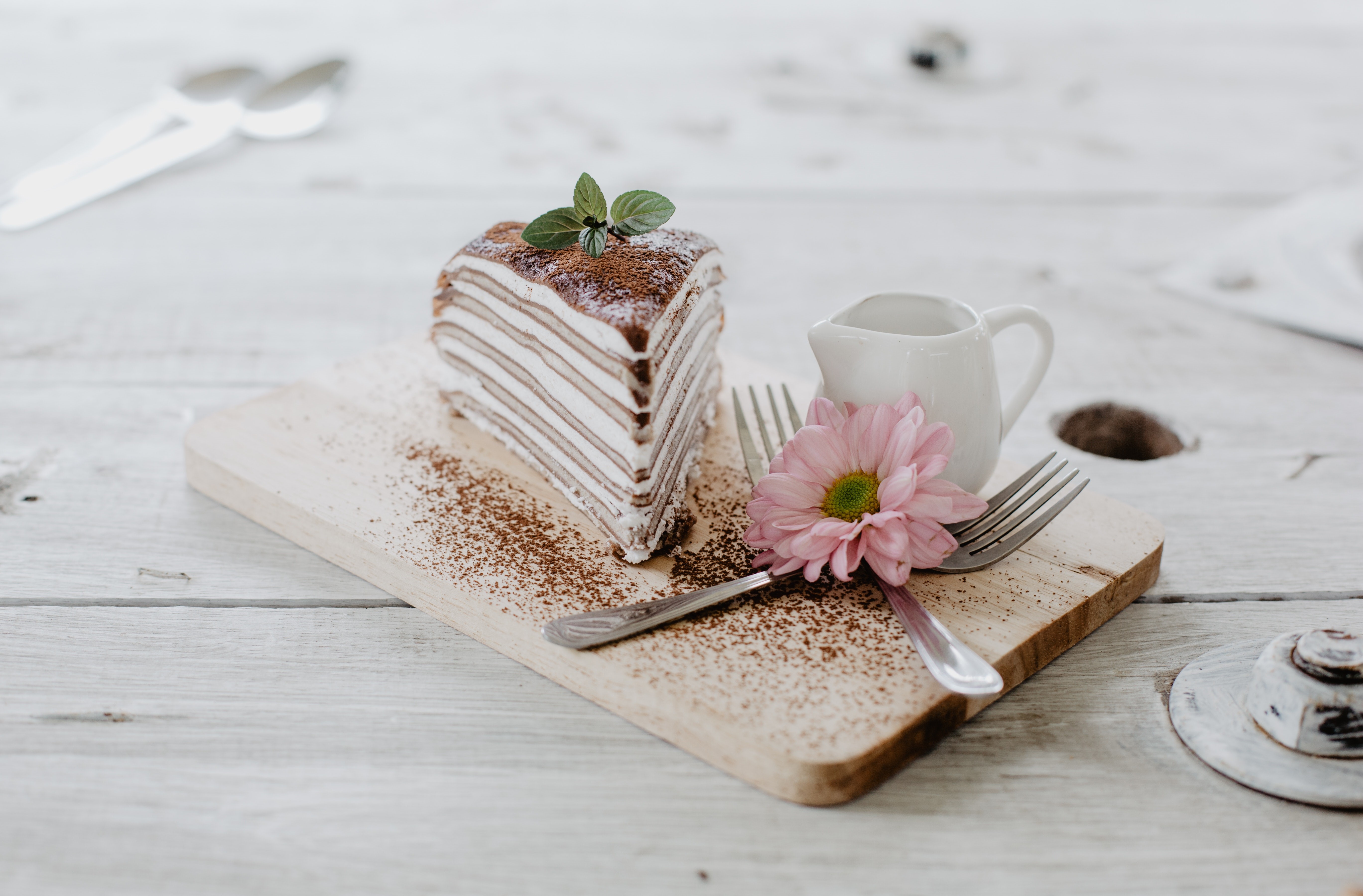 4K food cake on cutting board with flower HD Wallpaper