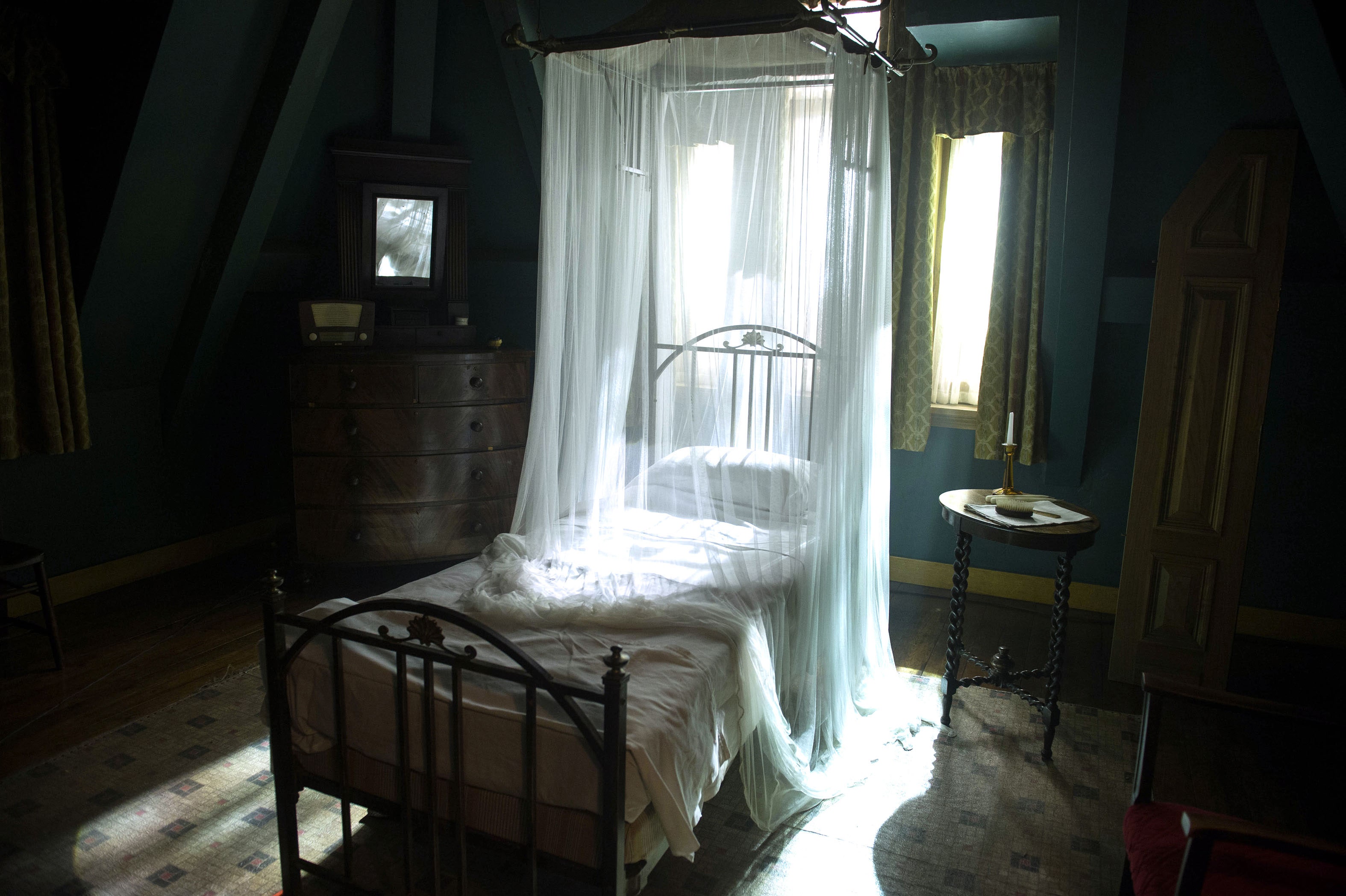 Bedroom with a canopy bed and dresser HD Wallpaper