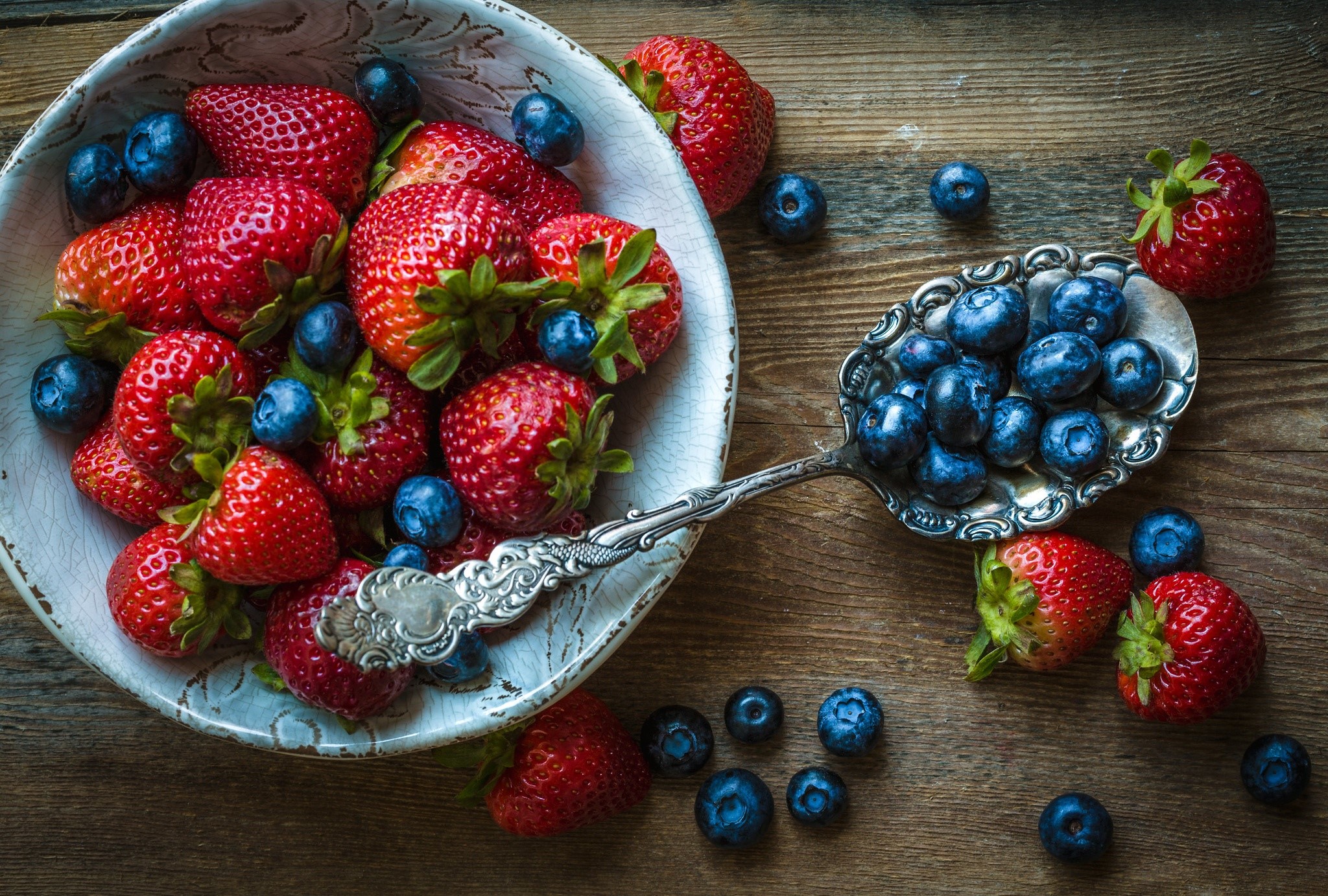 Strawberries and blueberries in a bowl and spoon HD Wallpaper
