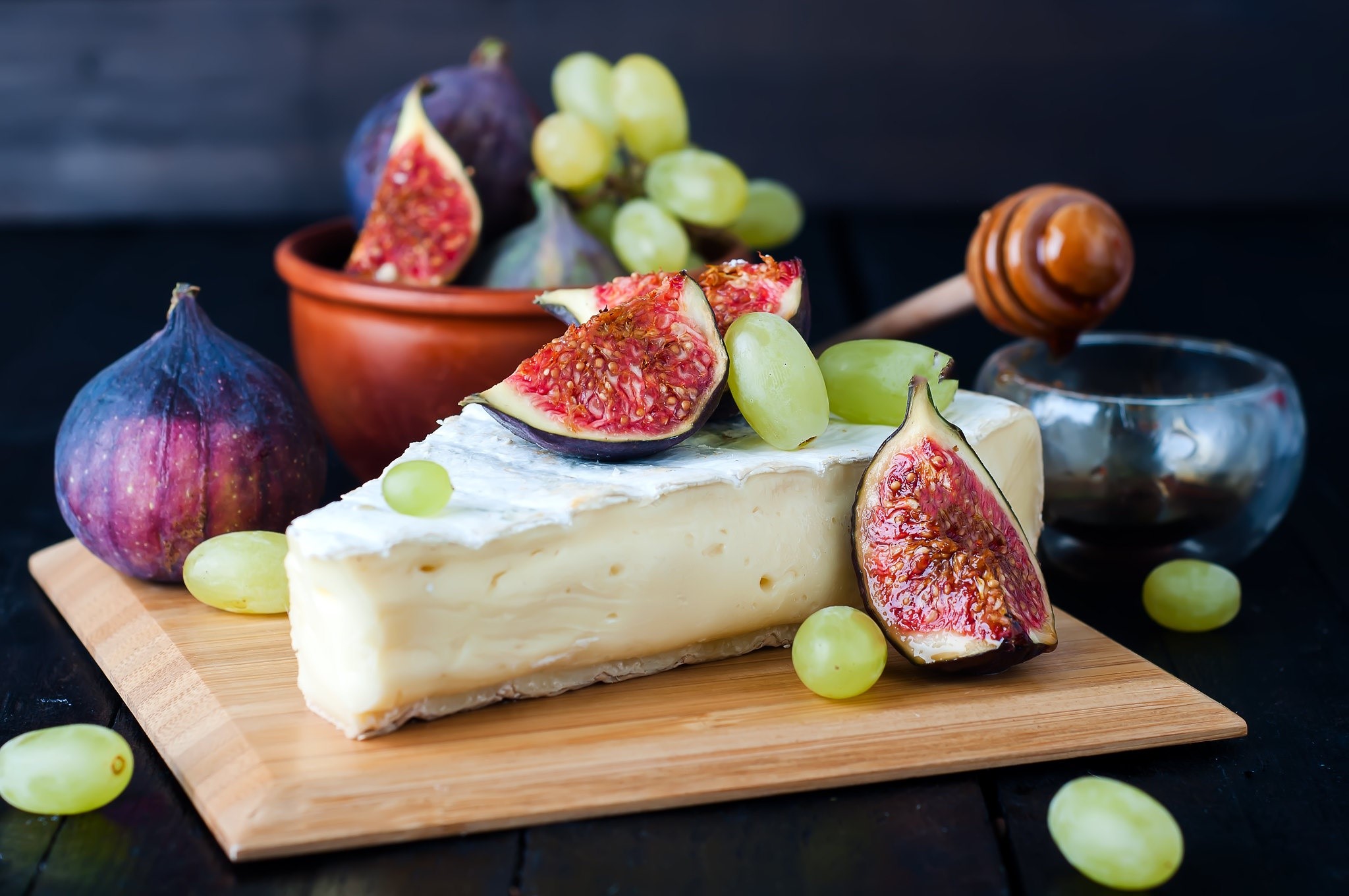 Cheese with figs, grapes, and honey HD Wallpaper