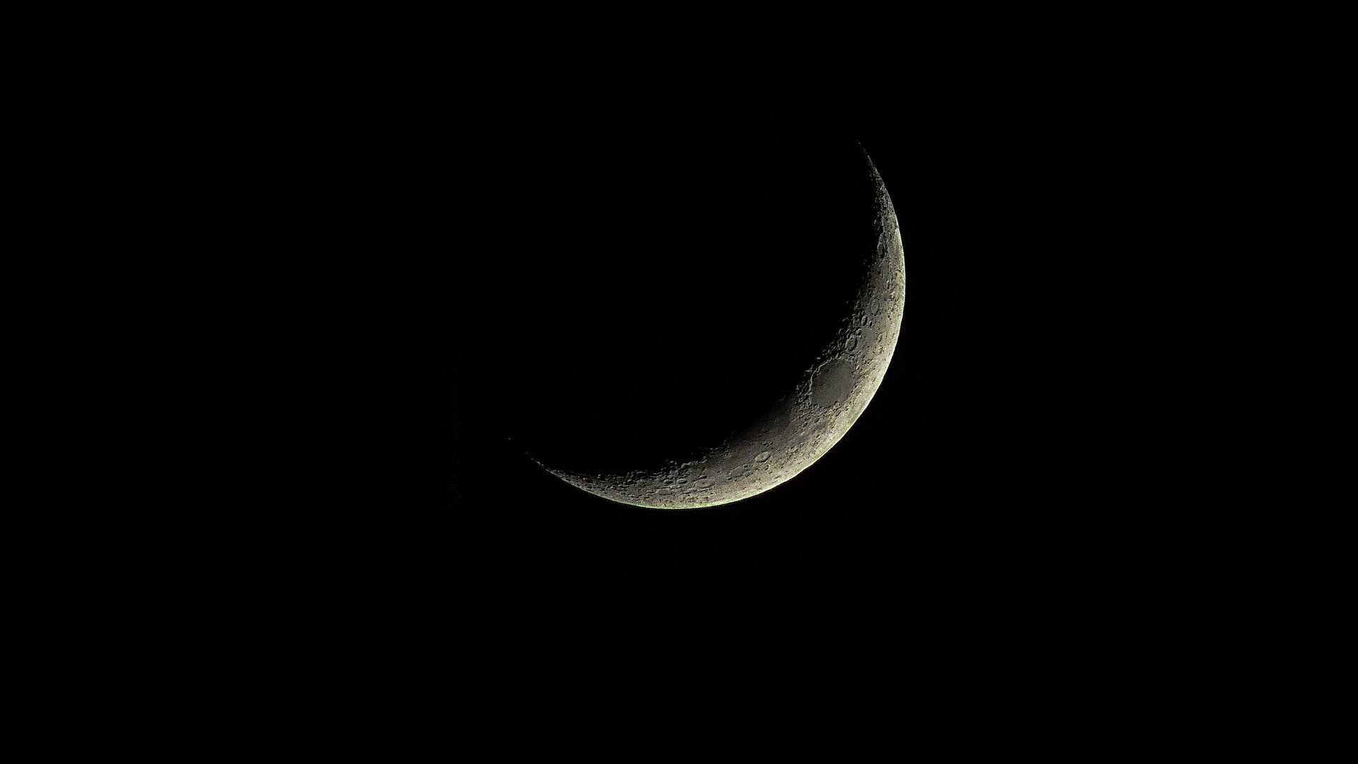 Crescent Moon in the Dark HD Wallpaper