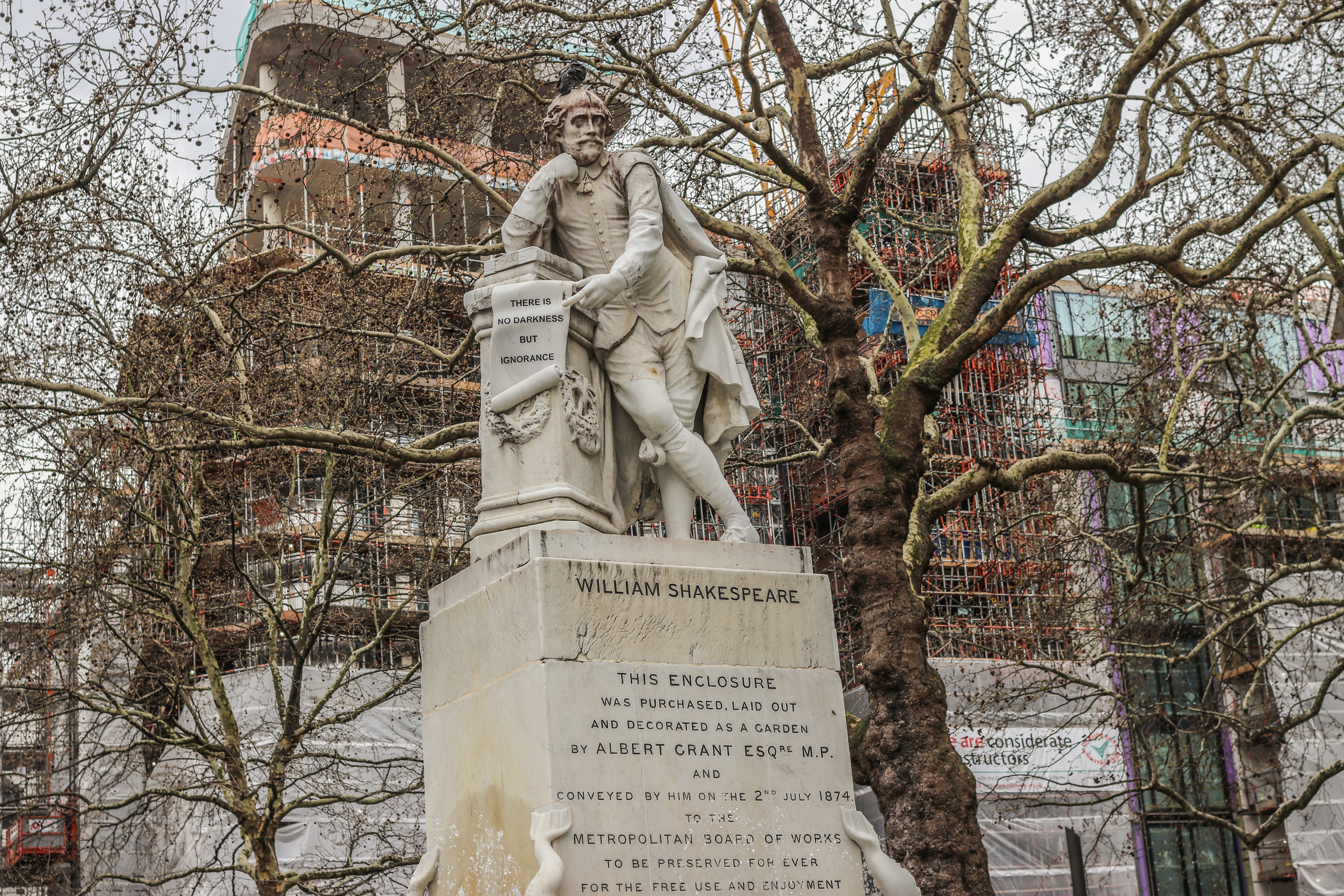 William Shakespeare statue in London, UK HD Wallpaper