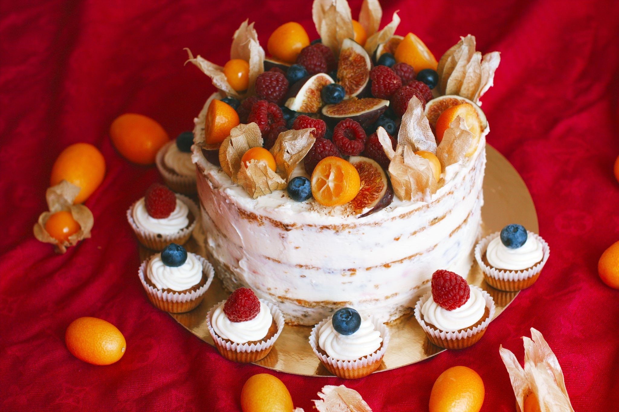 Naked cake with fresh berries and fruits HD Wallpaper