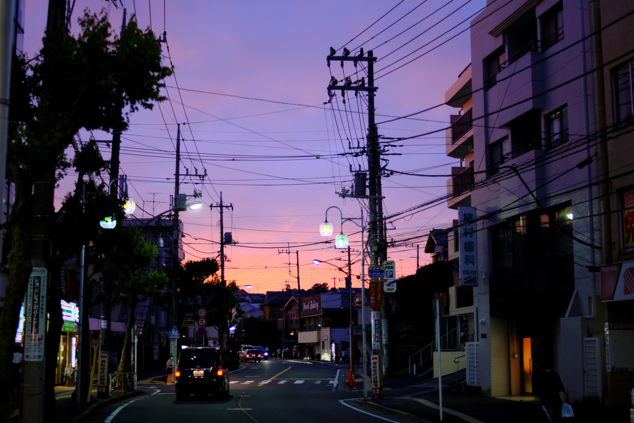 Street scene in Japan at dusk with purple sky HD Wallpaper