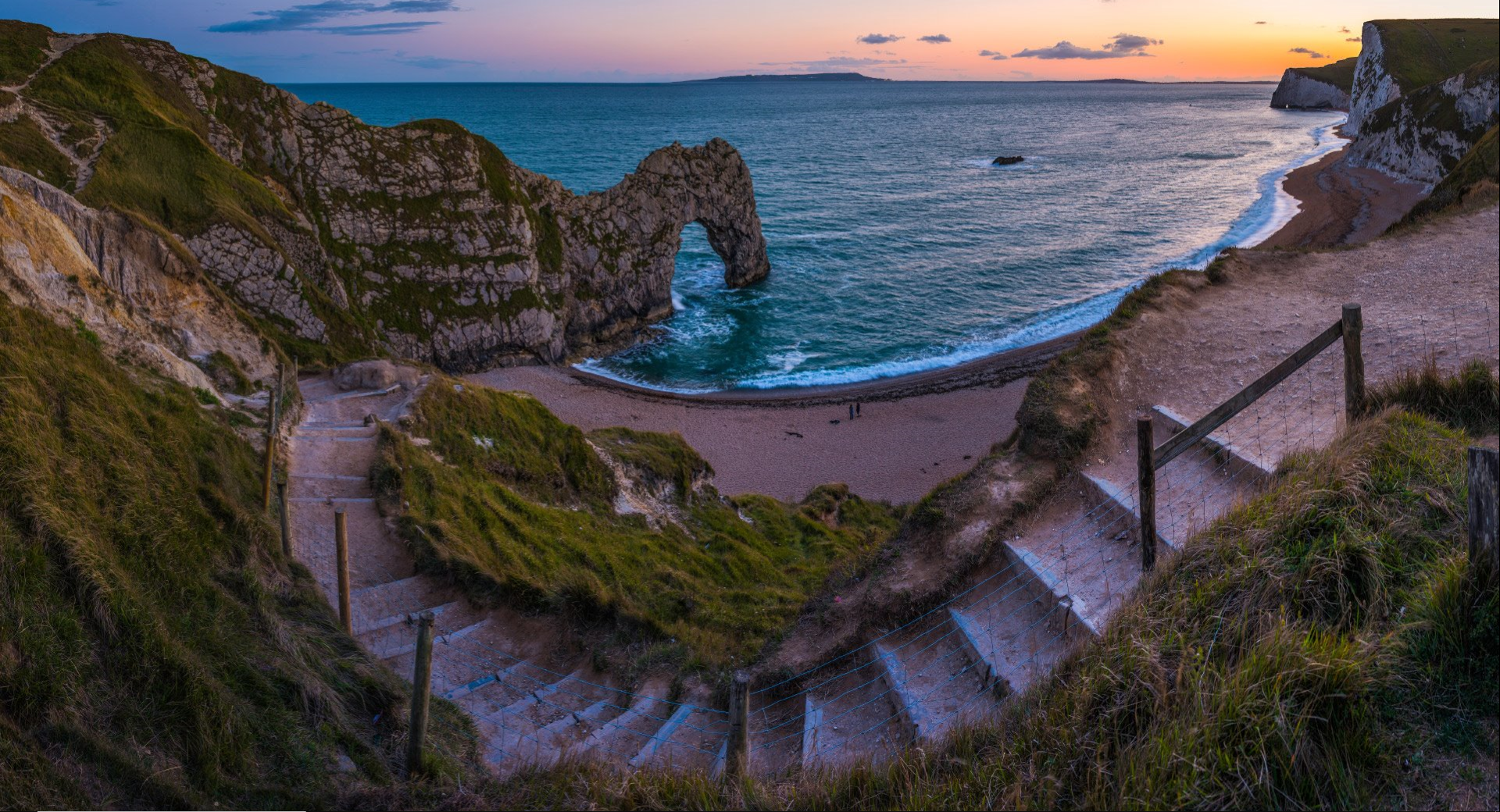 Durdle Door arch and beach at sunset HD Wallpaper