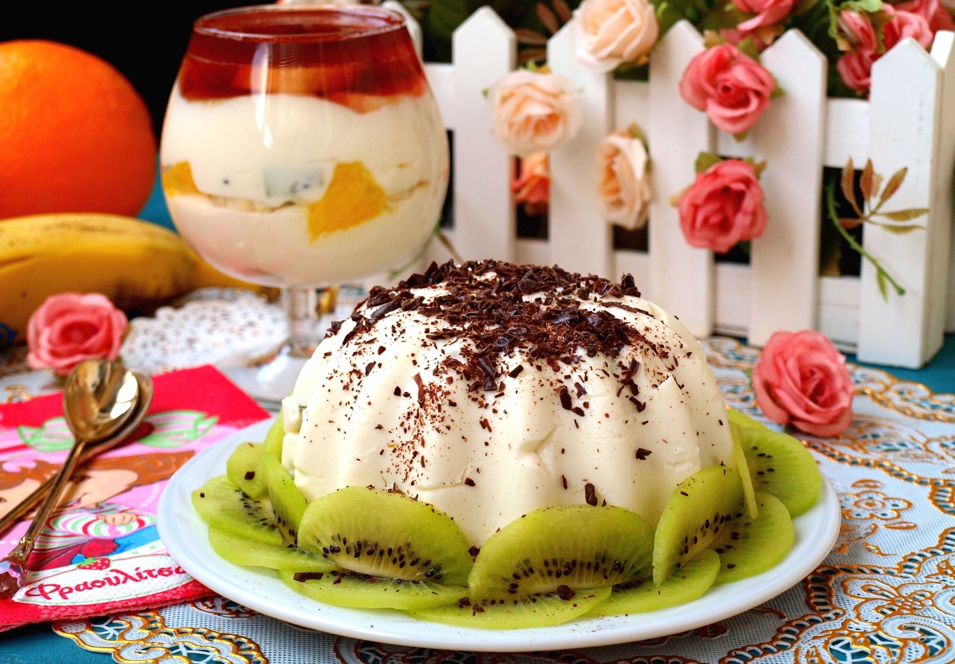 Dessert cake with kiwi and chocolate shavings HD Wallpaper
