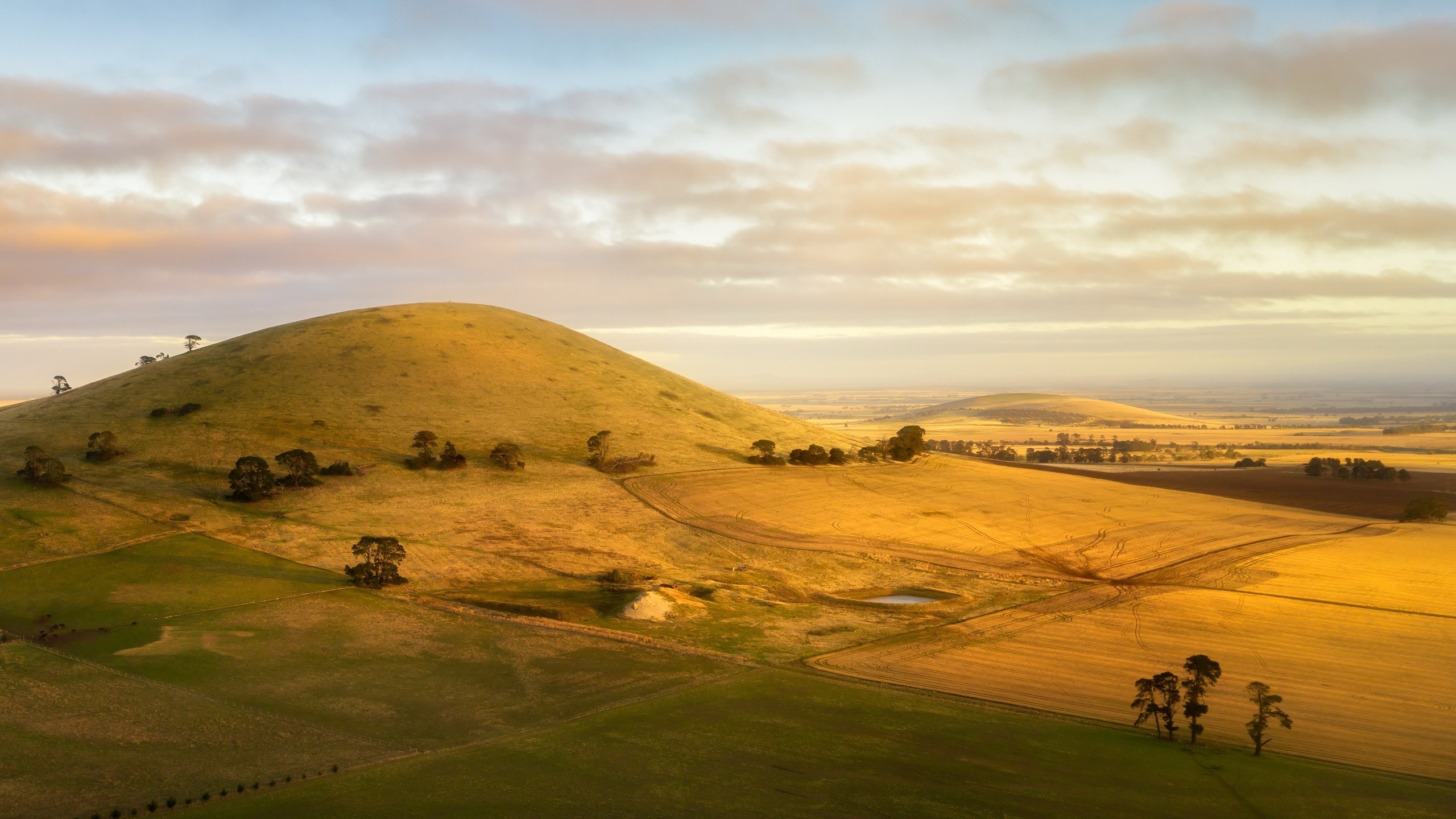 Mount Moorookyle landscape with rolling hills and fields in Australia HD Wallpaper