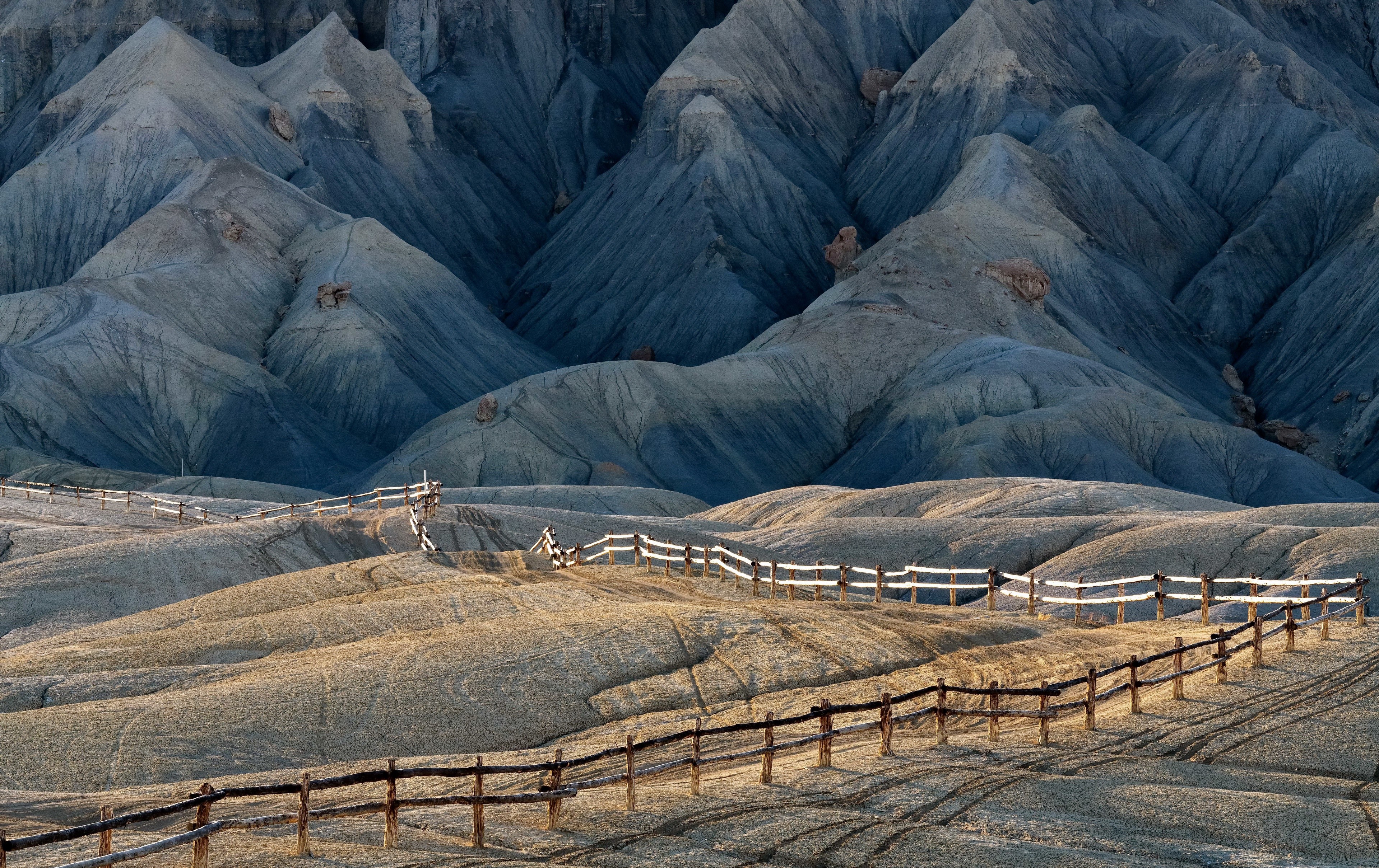 4K Utah landscape with fences and mountains HD Wallpaper