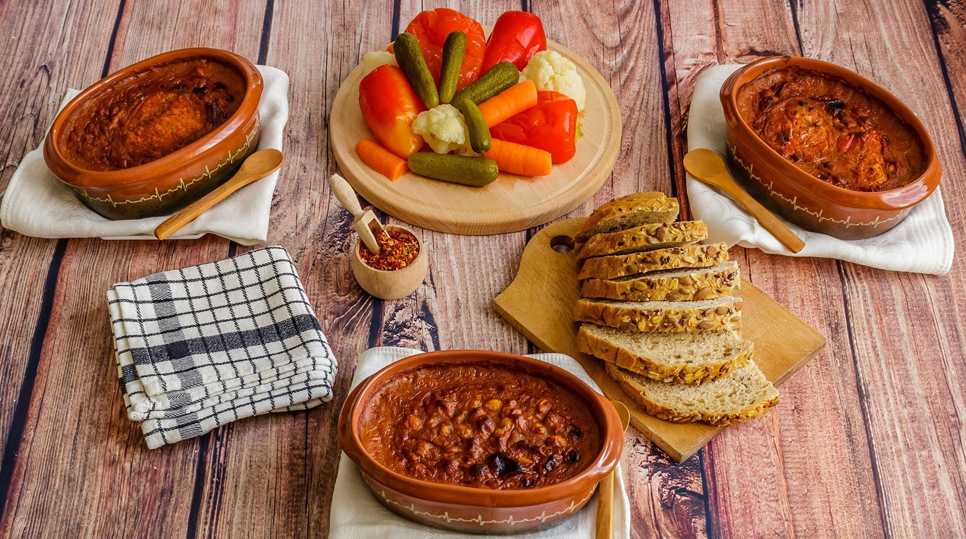 Baked beans with pickles and bread HD Wallpaper