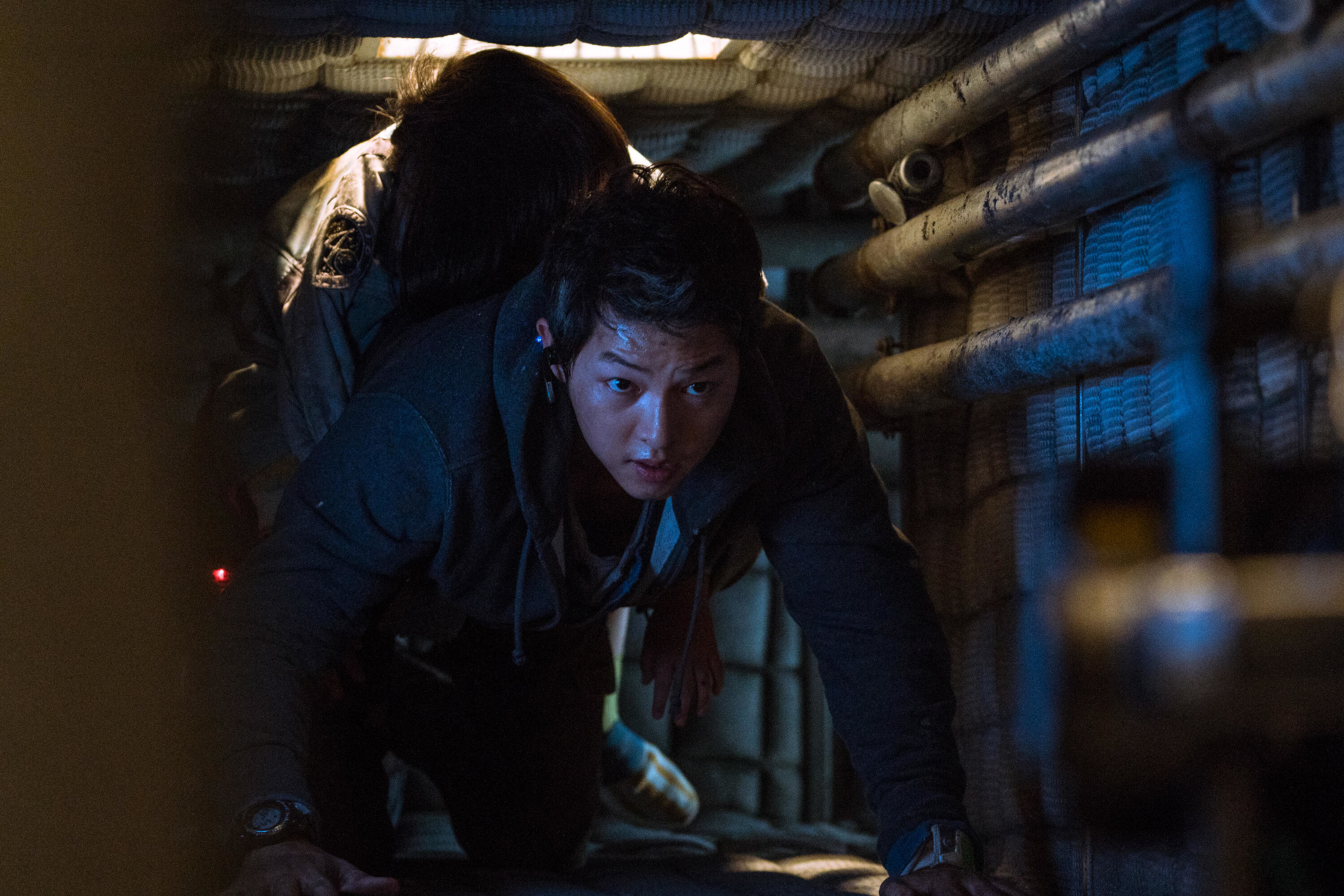 Song Joong-ki in a confined space HD Wallpaper