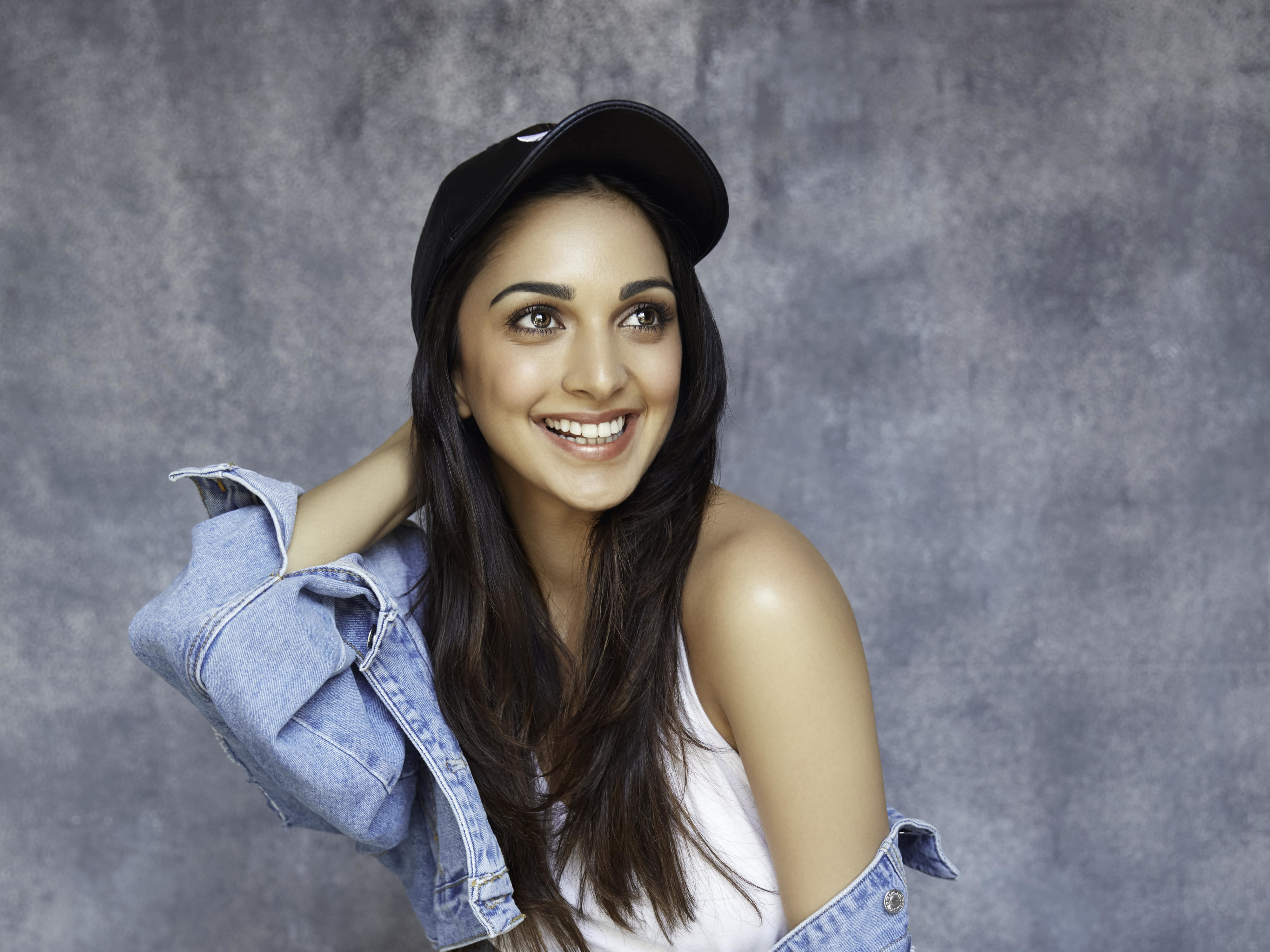 Kiara Advani 4K wearing a black cap and denim jacket HD Wallpaper