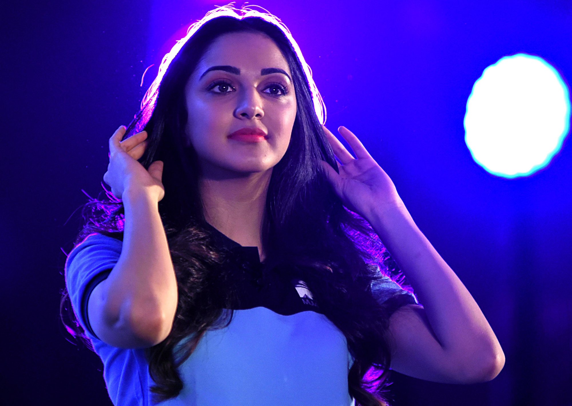 Kiara Advani in a blue and black shirt HD Wallpaper