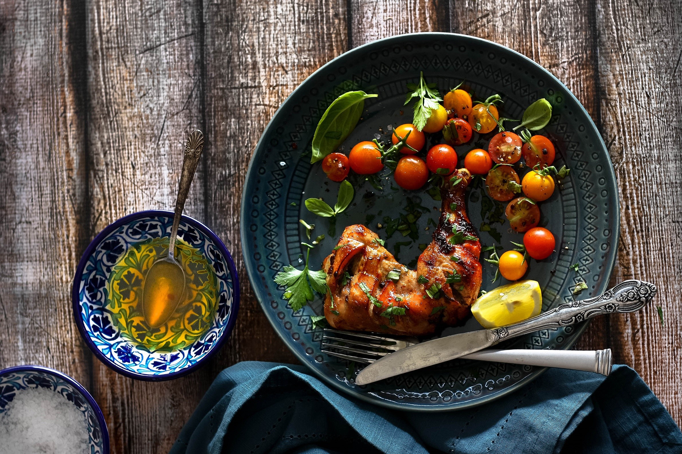Roasted chicken leg with cherry tomatoes and lemon HD Wallpaper