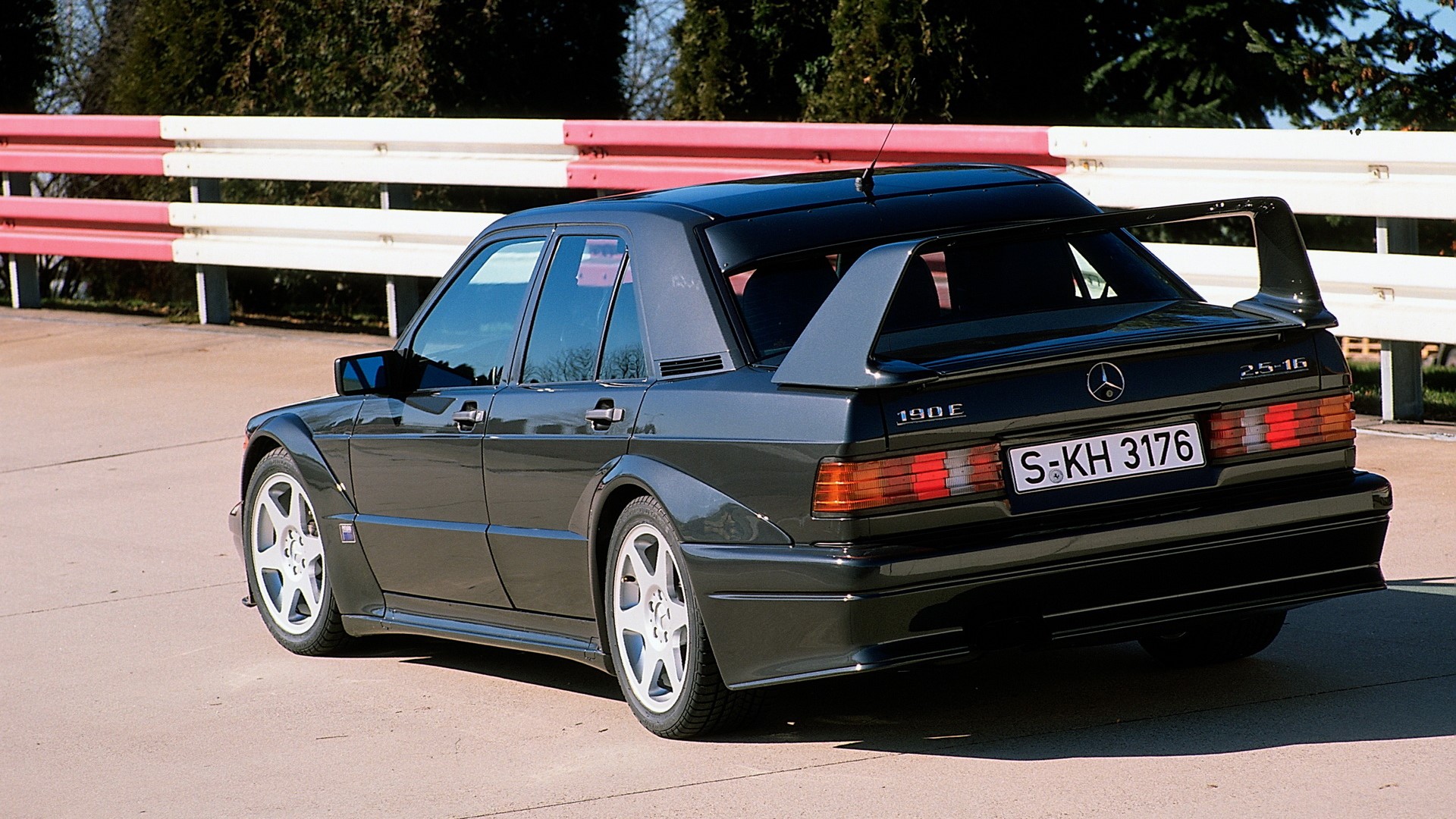 Mercedes-Benz 190E 2.5-16 Evolution II on a track HD Wallpaper