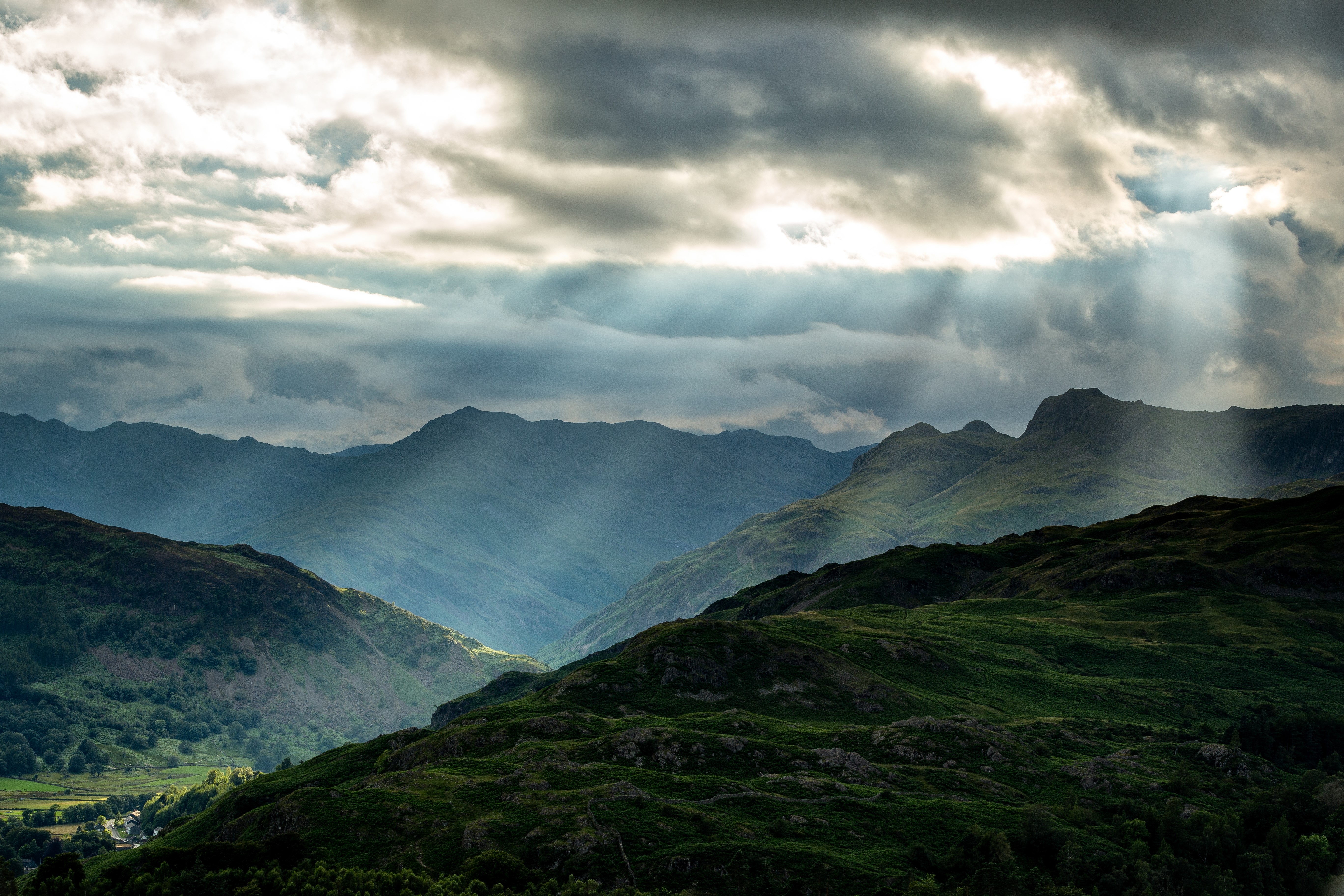Sun rays over mountains in England HD Wallpaper