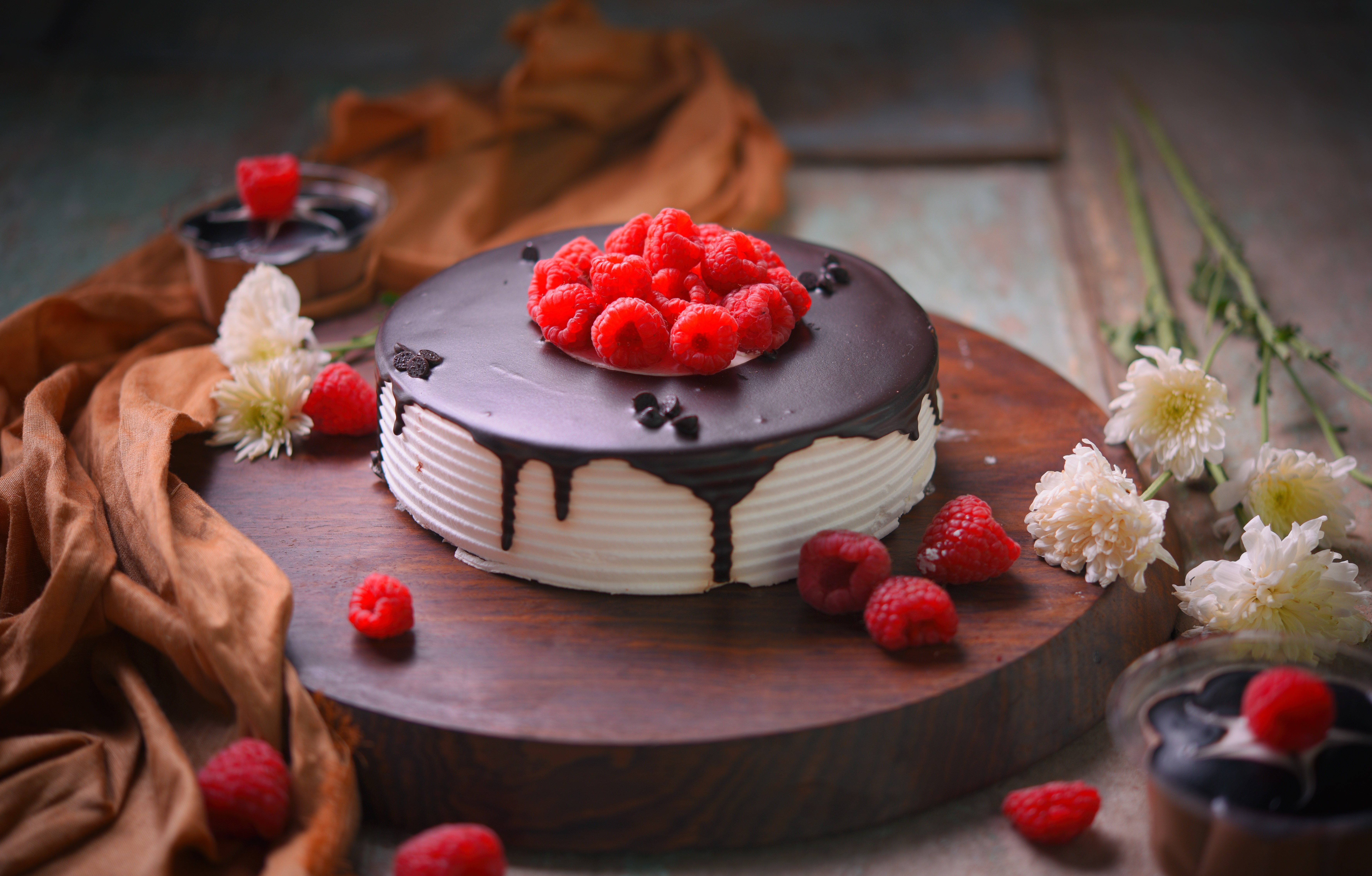 Chocolate cake with raspberries and flowers HD Wallpaper