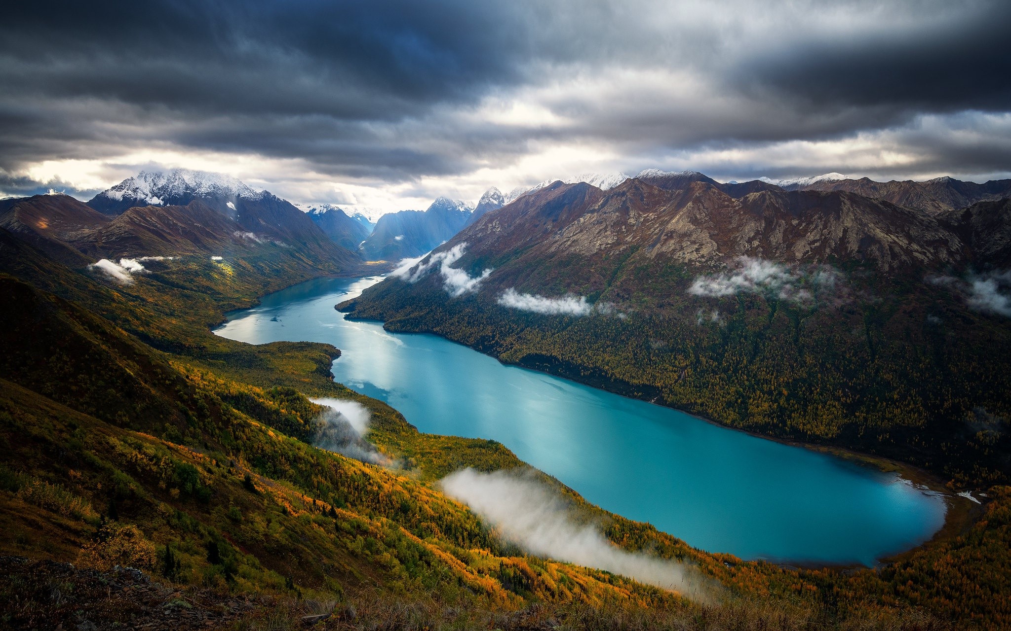 Turquoise lake surrounded by mountains and autumn forest HD Wallpaper