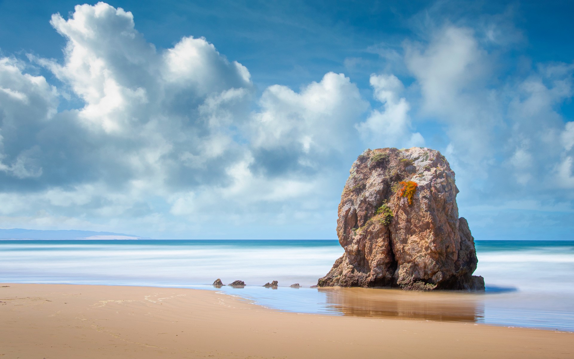 Large rock formation on Pismo Beach, California HD Wallpaper