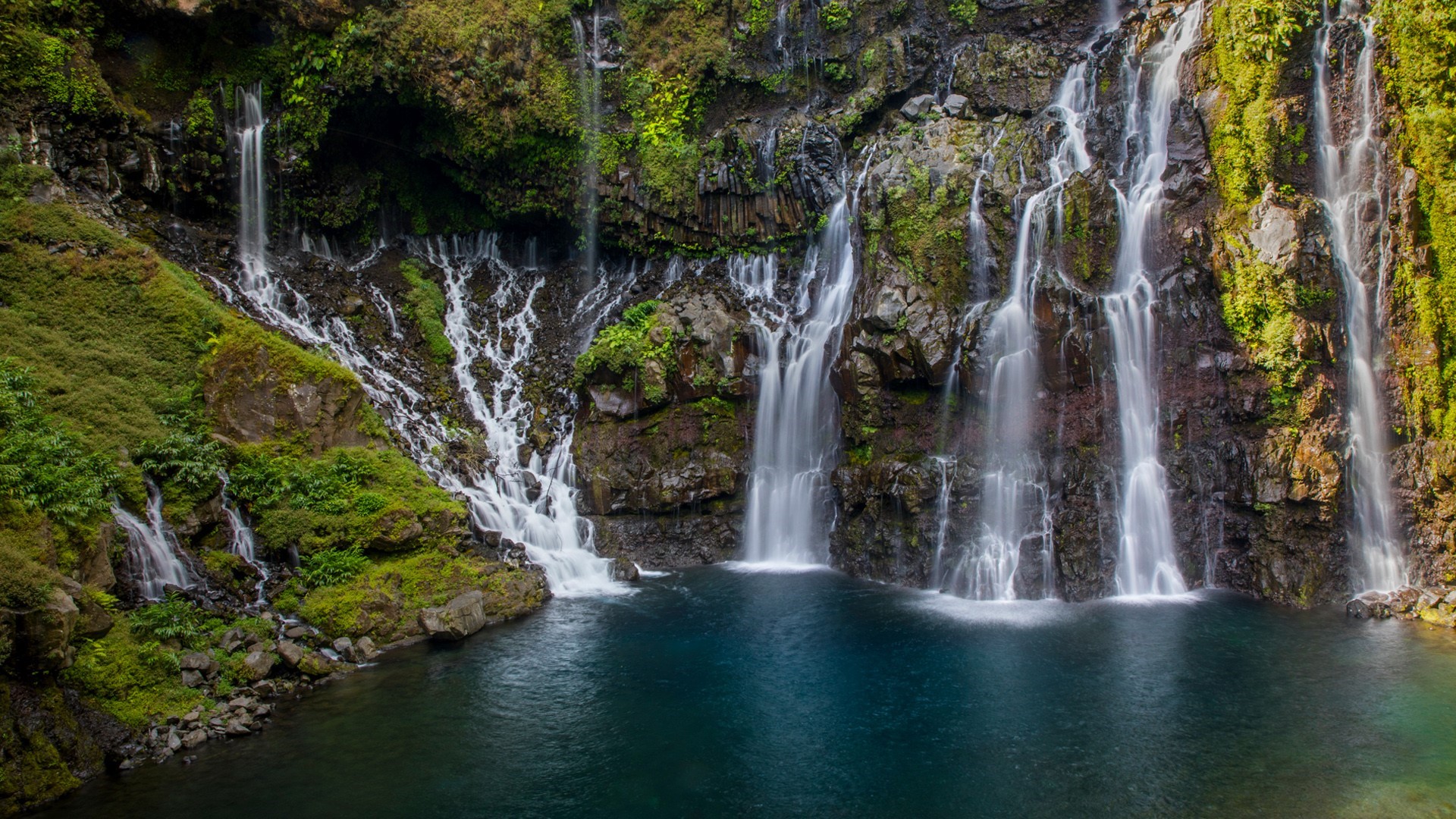Cascade de Grand Galet waterfall in Reunion Island HD Wallpaper