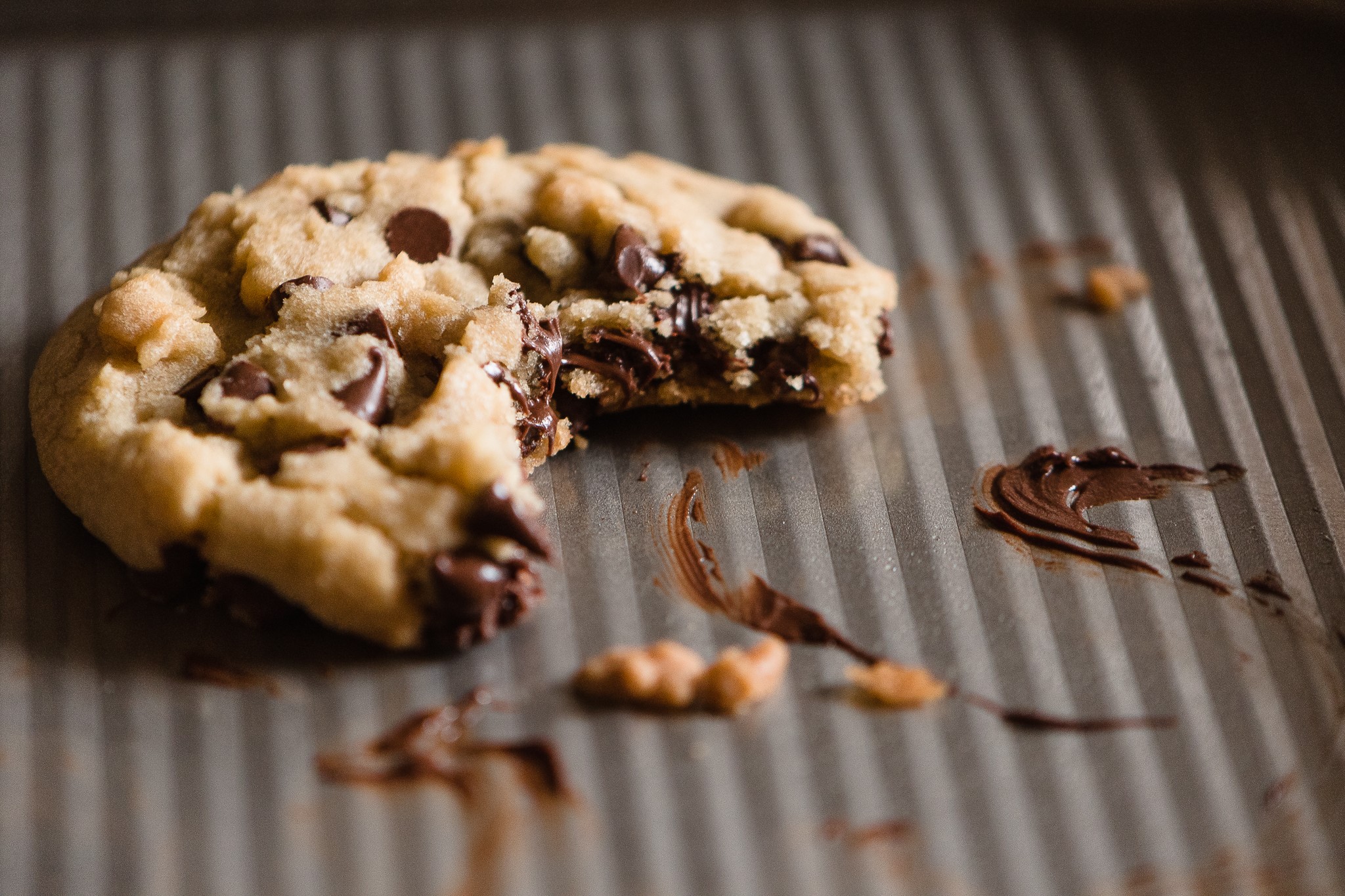 Chocolate chip cookie on a baking sheet HD Wallpaper