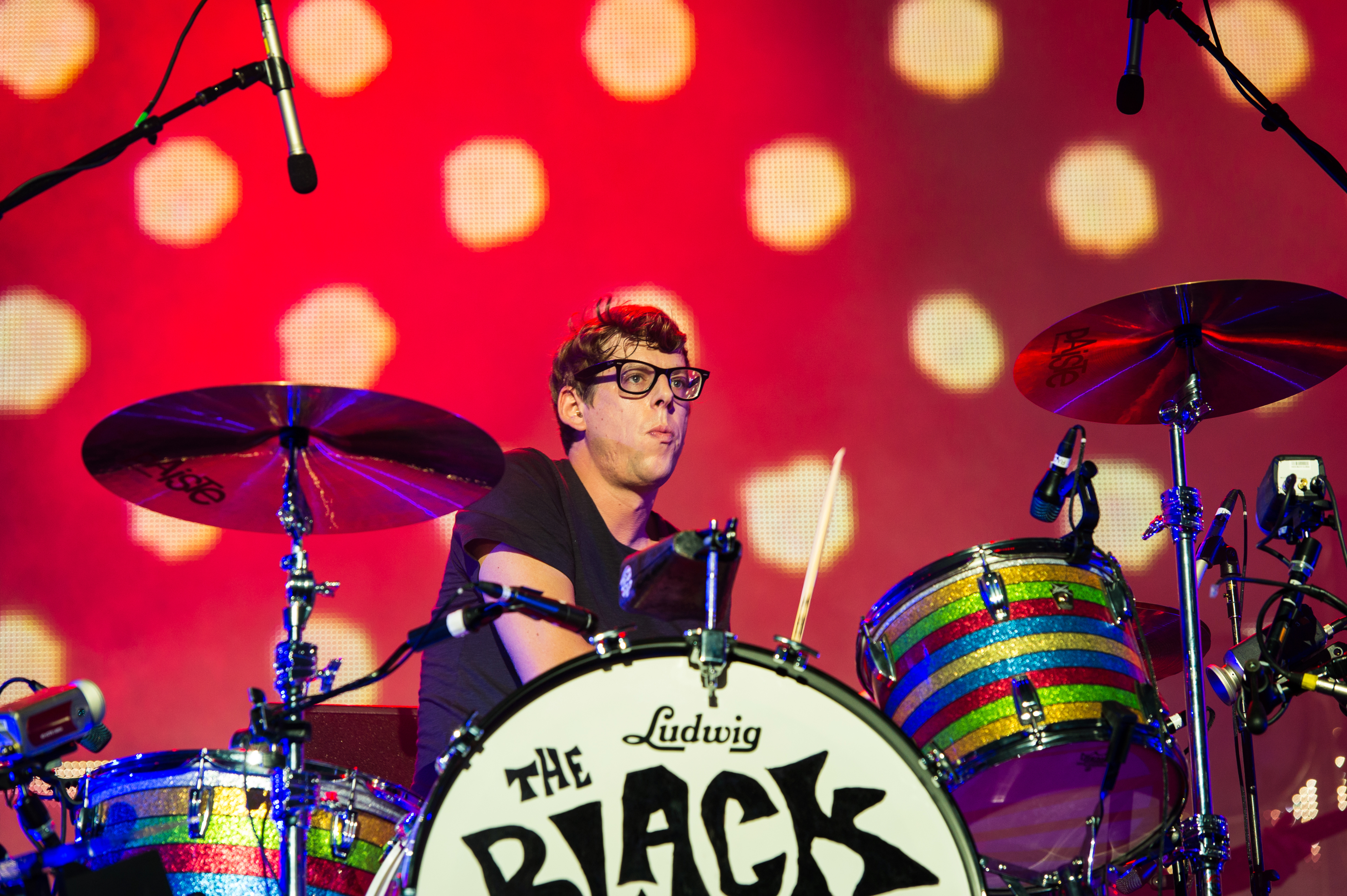 Patrick Carney of The Black Keys playing drums HD Wallpaper