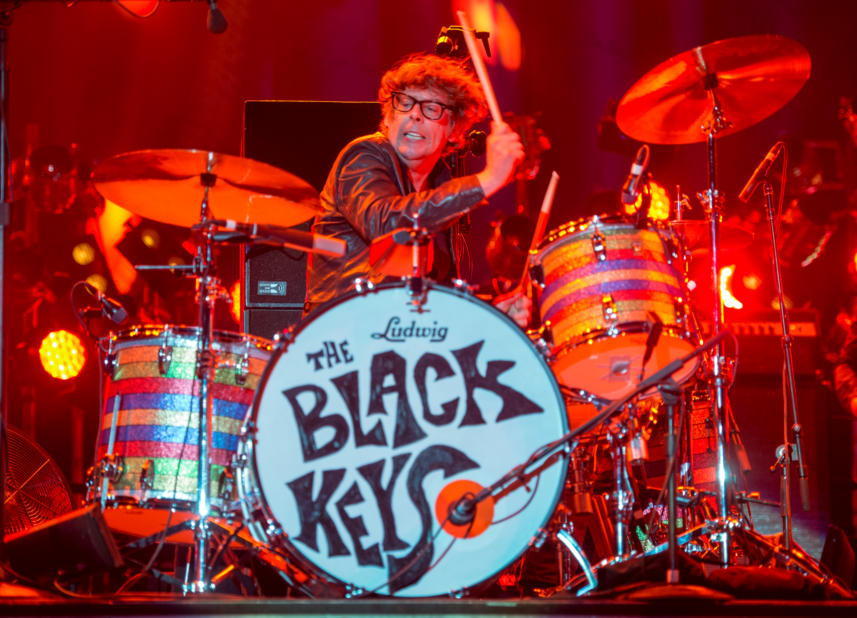Patrick Carney of The Black Keys playing drums HD Wallpaper