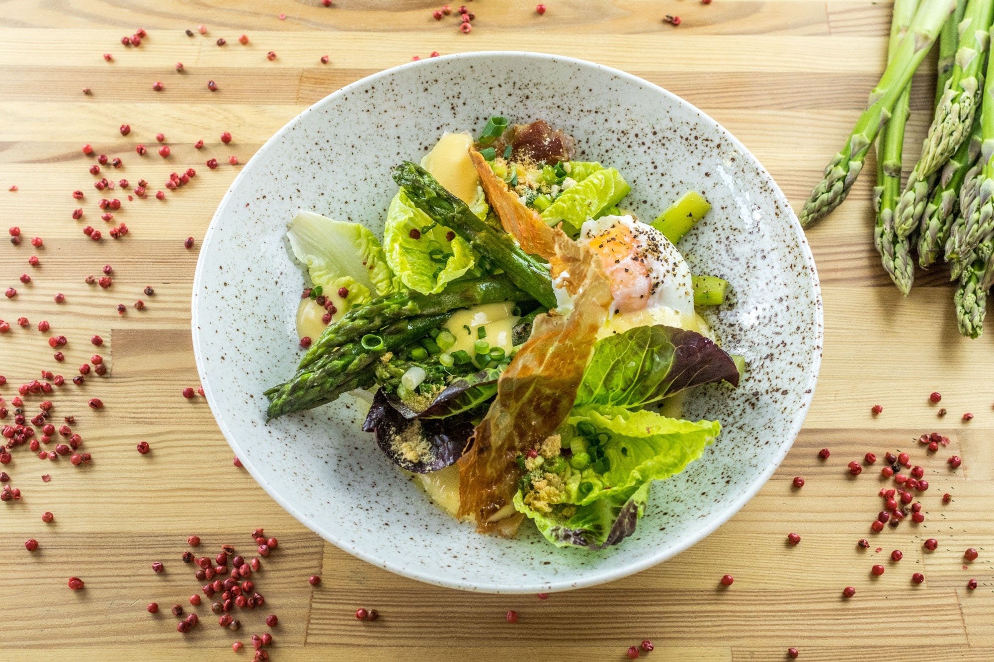 Asparagus salad with poached egg and prosciutto HD Wallpaper