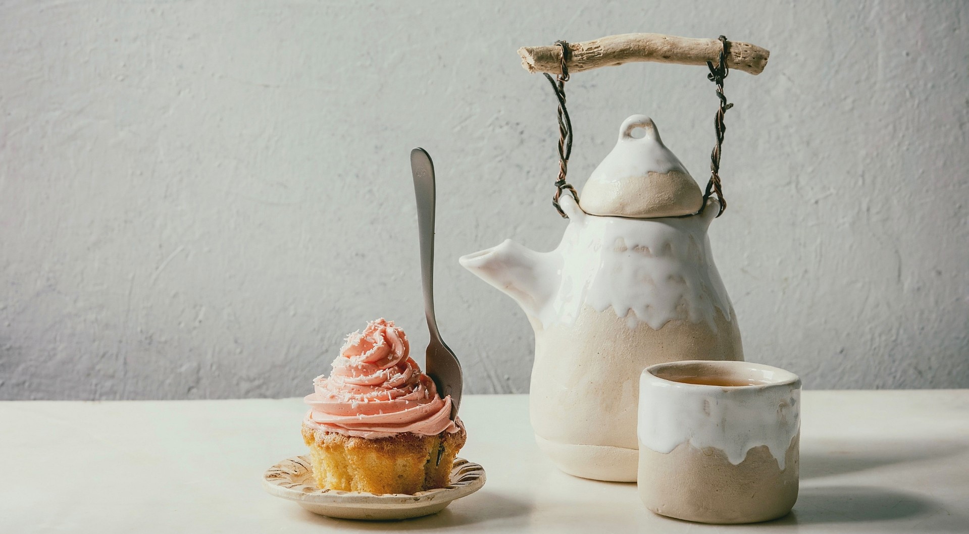 Cupcake with pink frosting and a teapot HD Wallpaper
