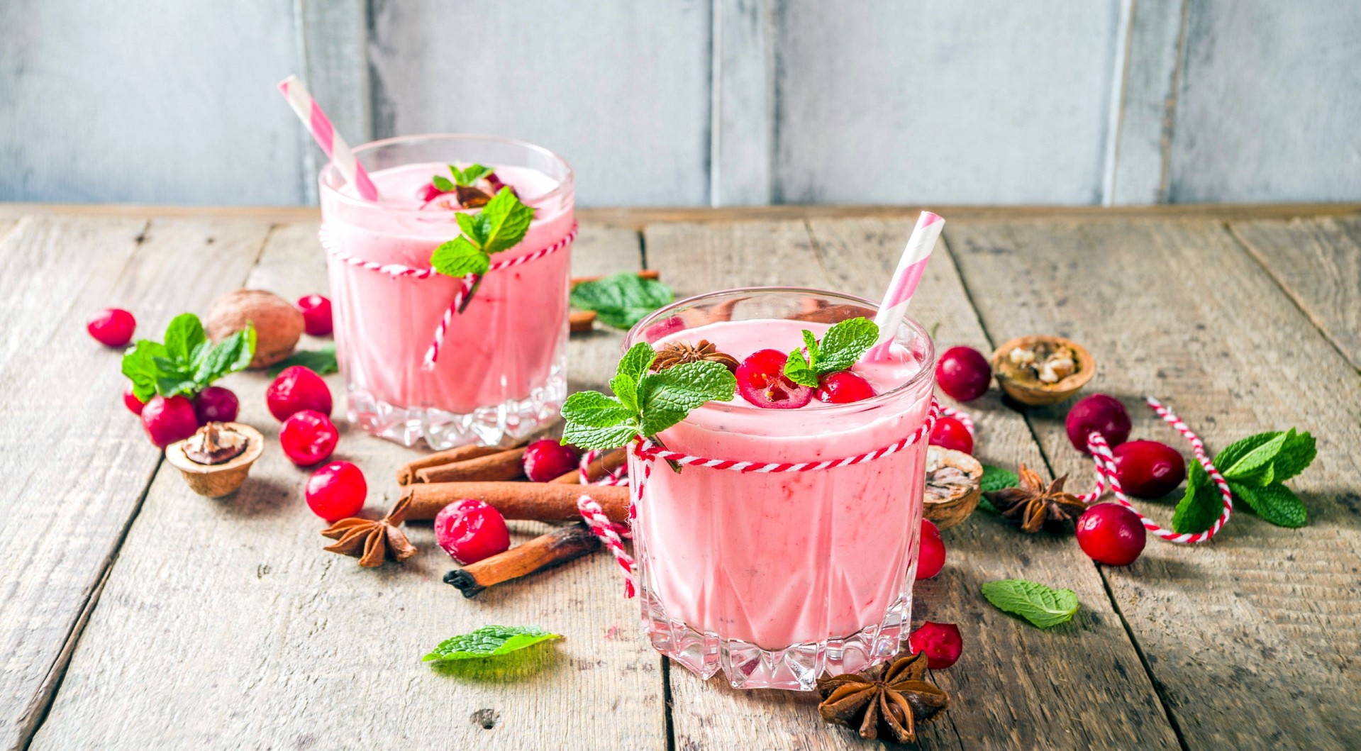 Pink berry smoothies with cranberries and mint HD Wallpaper
