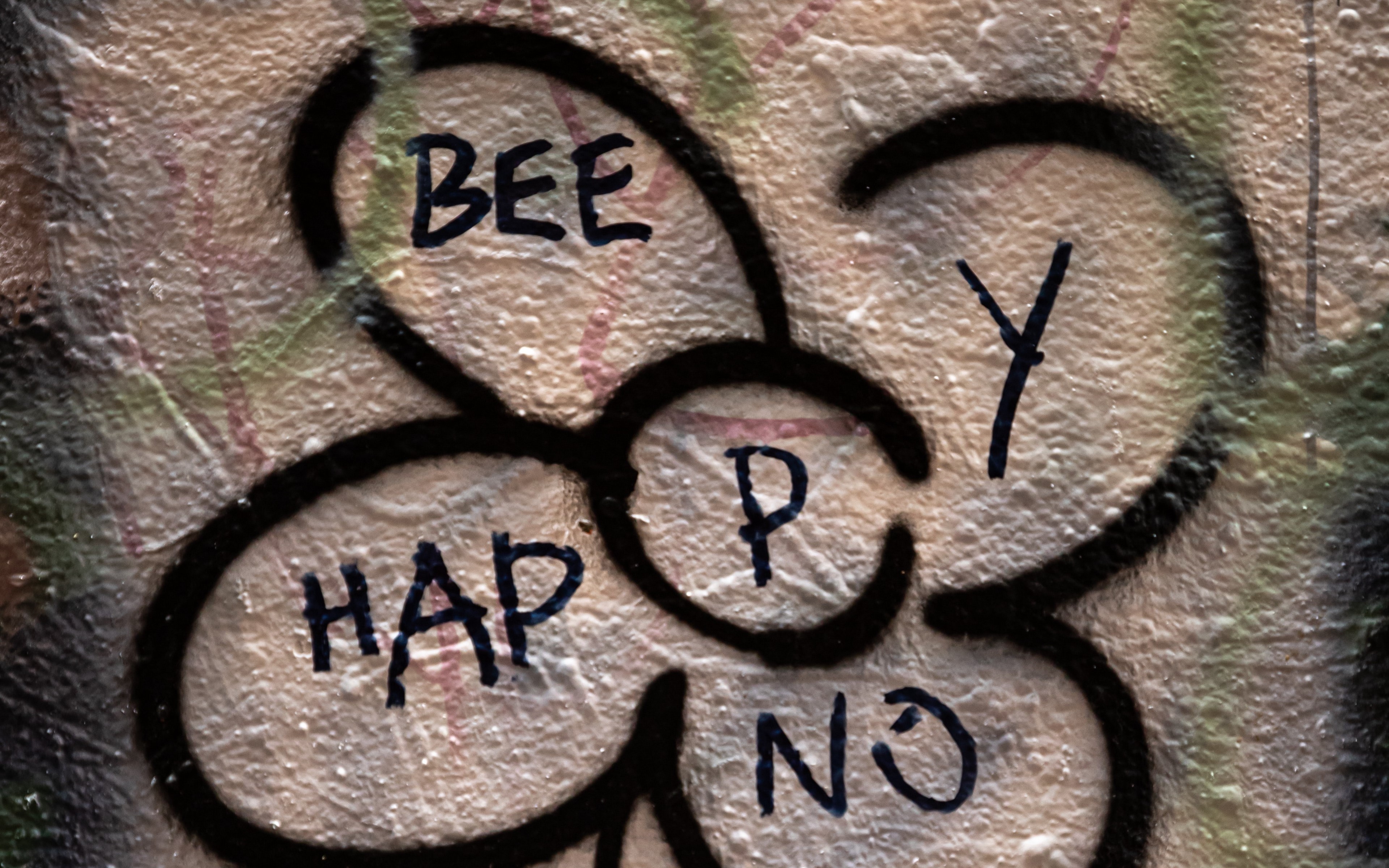 Graffiti with text "BEE HAPPY" on a wall HD Wallpaper