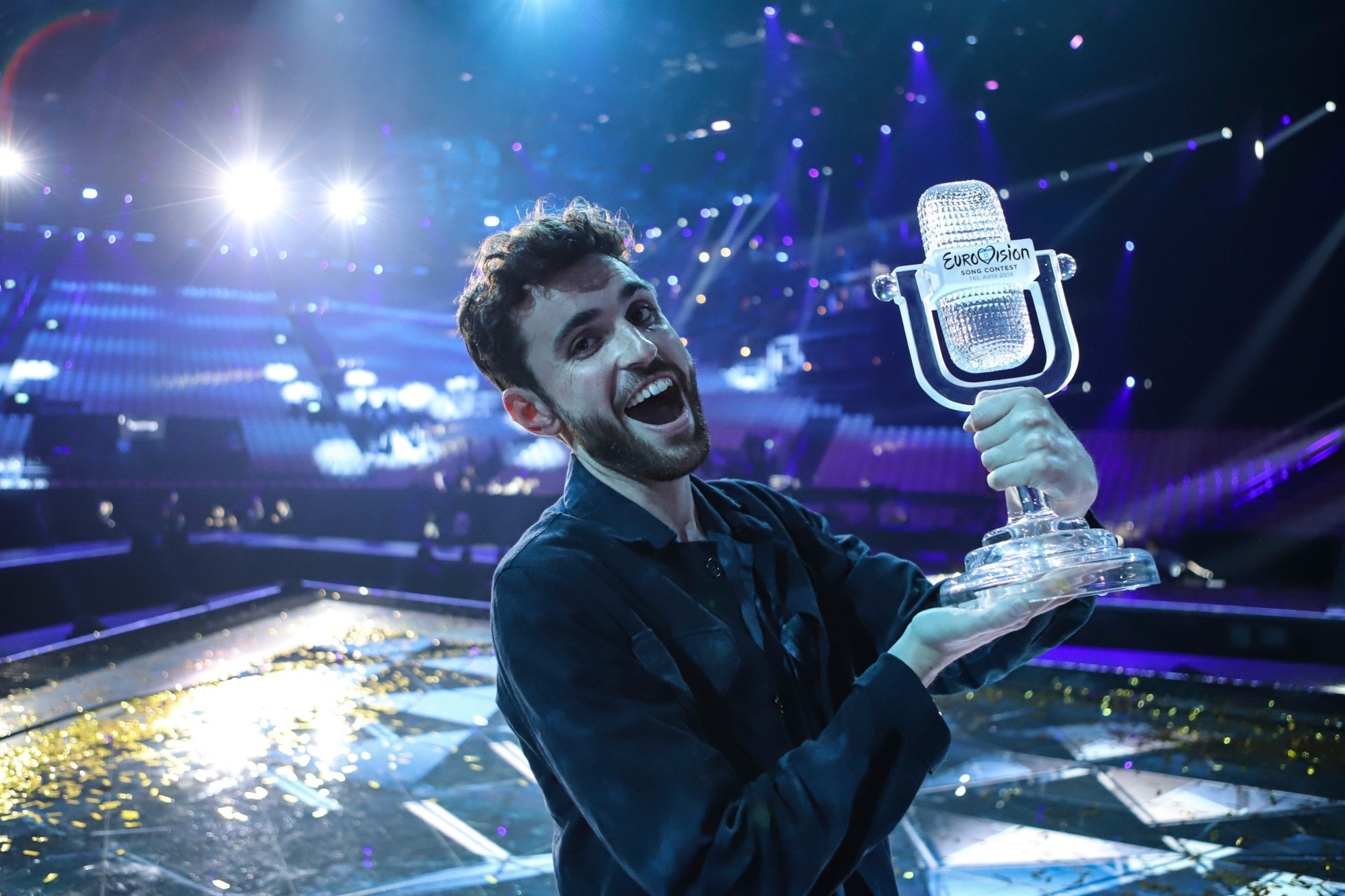 Duncan Laurence holding the Eurovision trophy HD Wallpaper