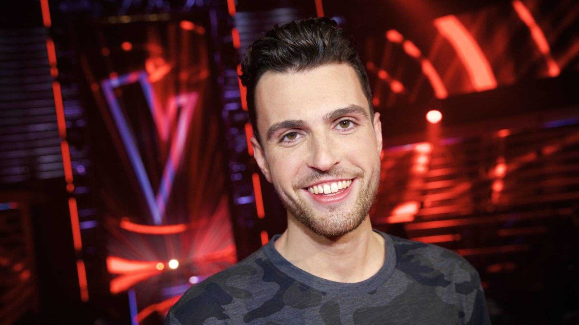 Duncan Laurence smiling in front of The Voice logo HD Wallpaper