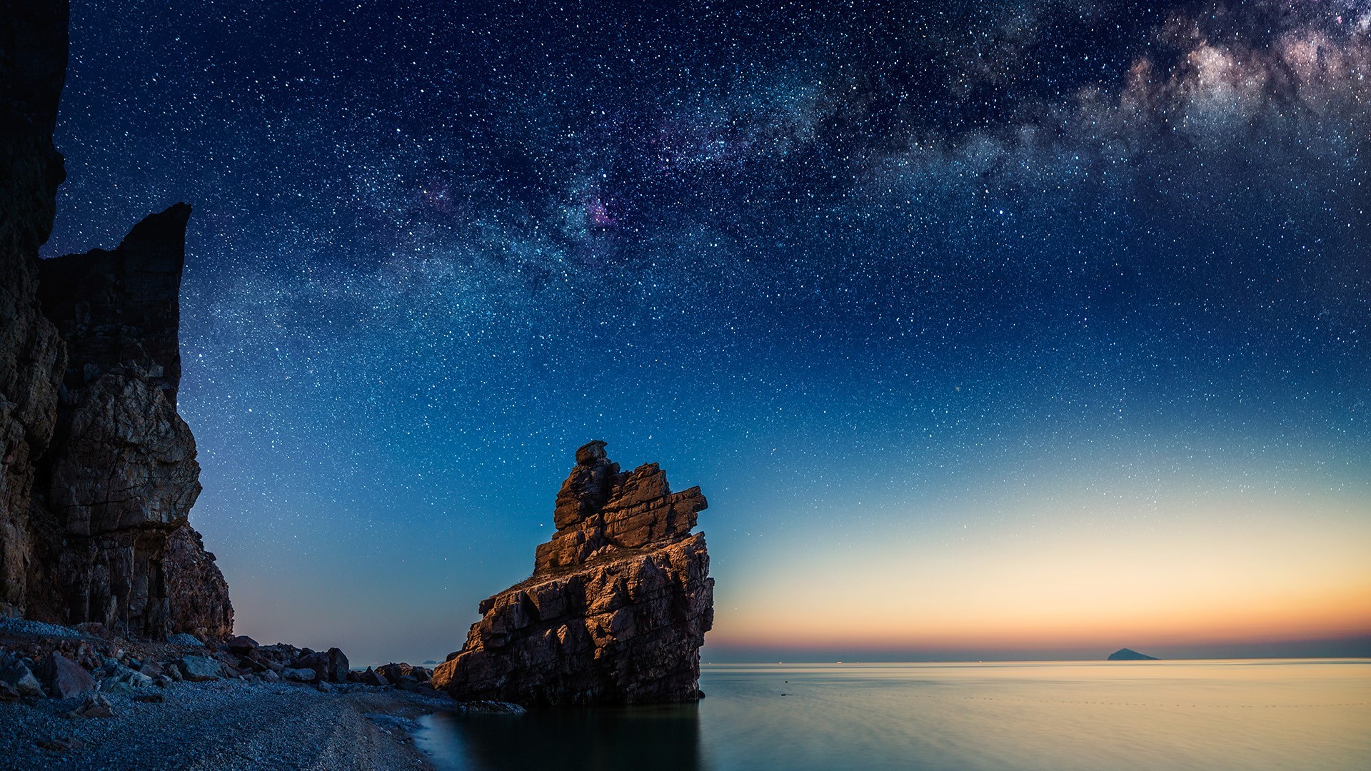Milky Way over rocky coast and sea HD Wallpaper