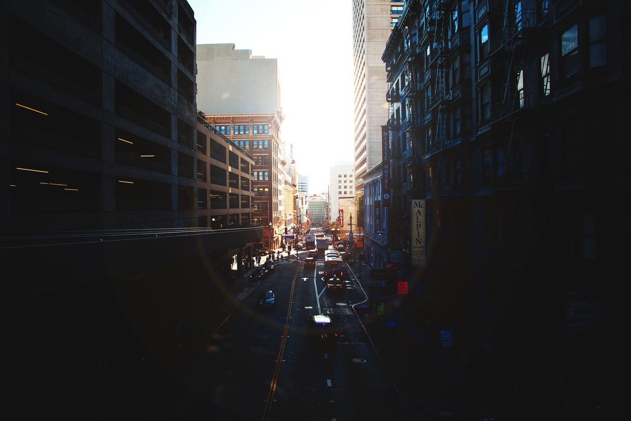 City street with buildings and traffic HD Wallpaper