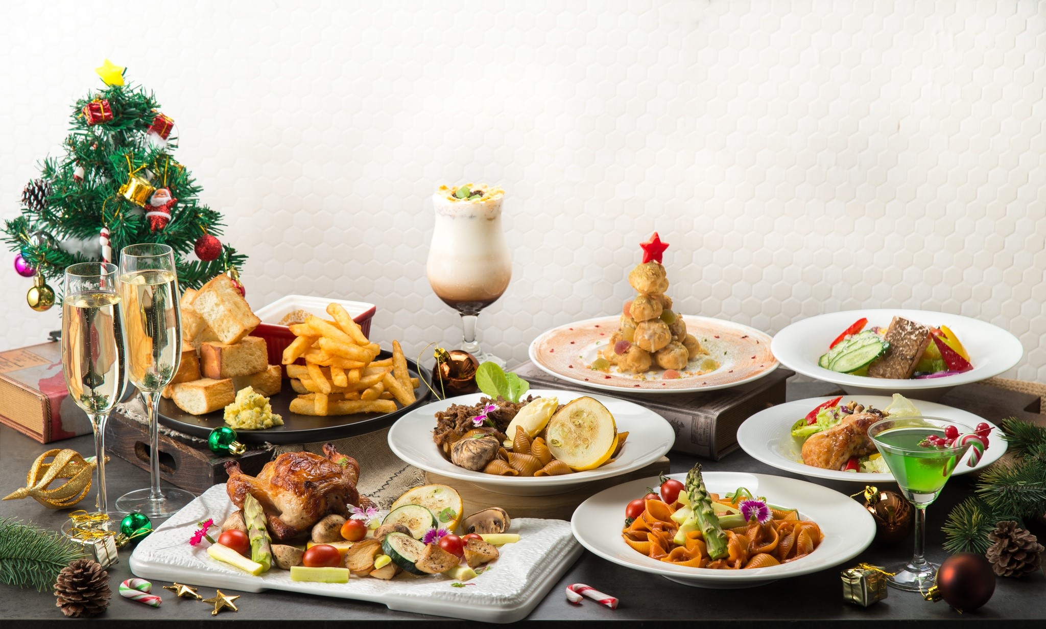 Christmas Dinner Spread with Roasted Chicken and Champagne HD Wallpaper